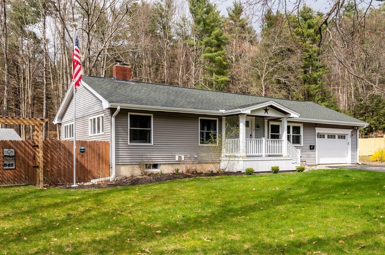 41 Oak St, Rochester, NH 03839