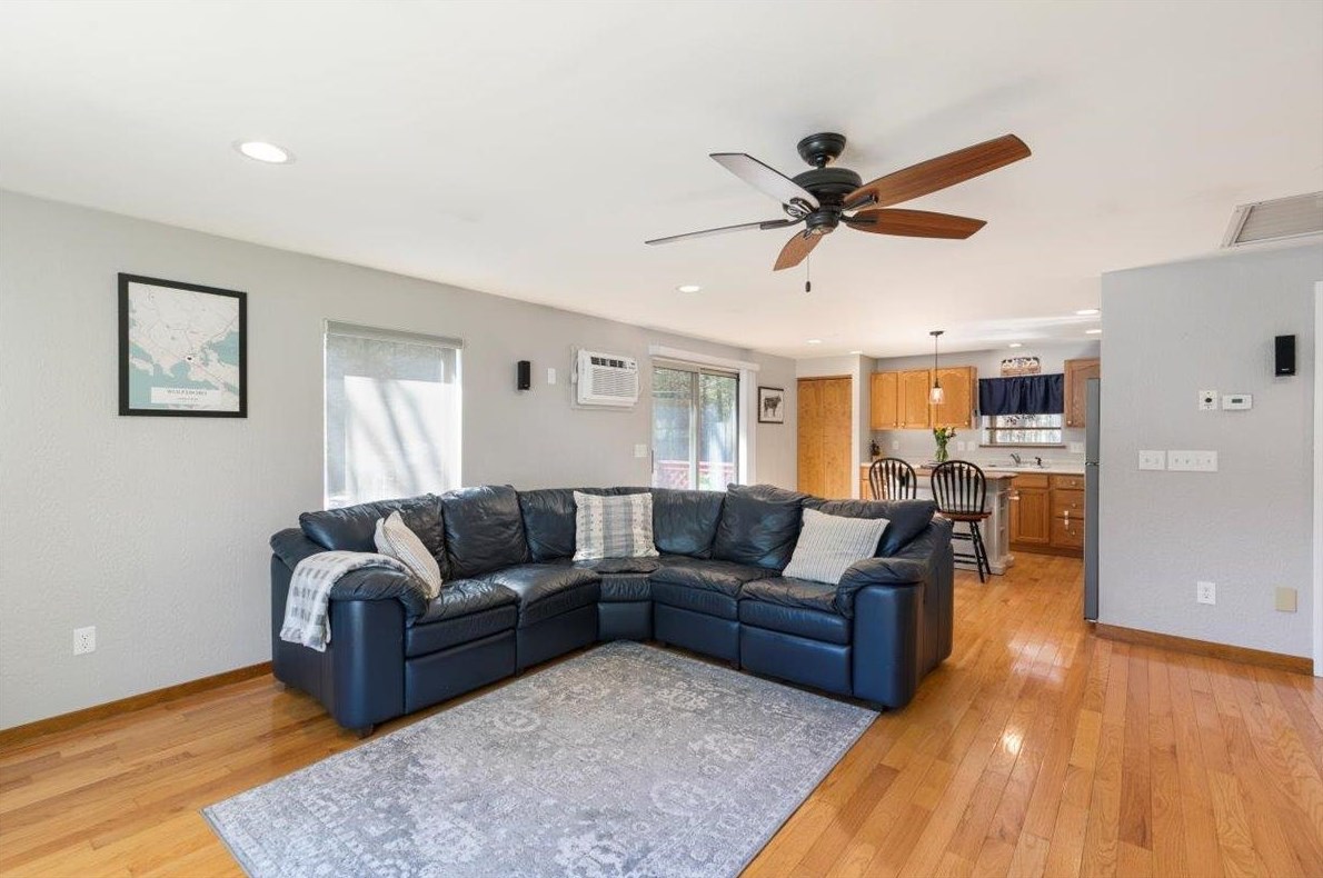 25 Boulder Dr, Danville NH  03819-3015 exterior