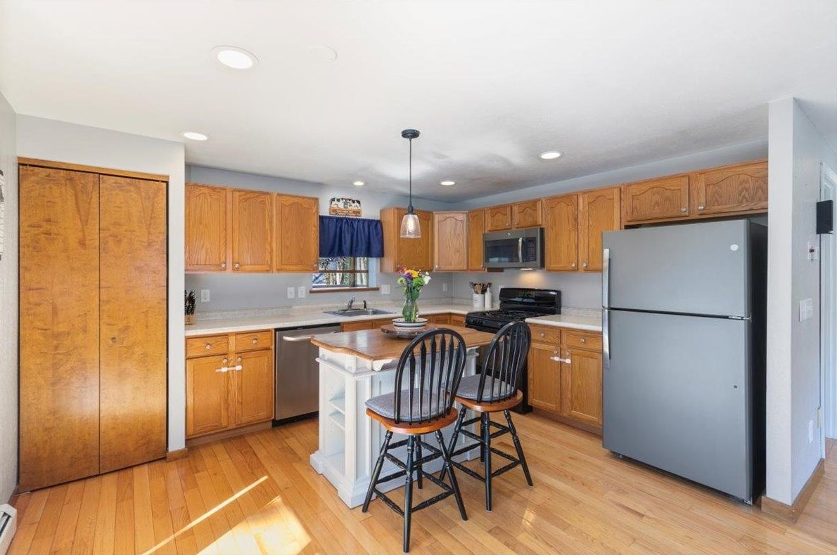 25 Boulder Dr, Danville NH  03819-3015 exterior