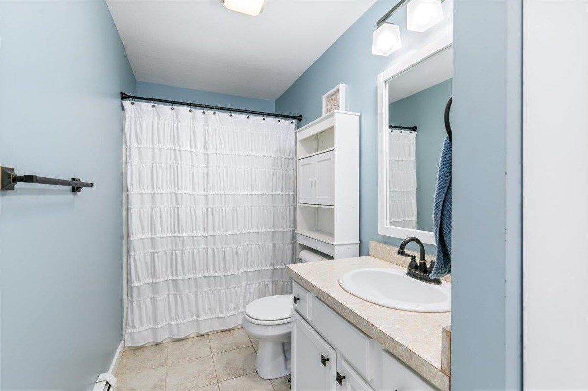 25 Boulder Dr, Danville NH  03819-3015 exterior