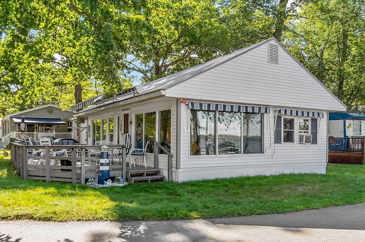 13 2nd St, Belmont, NH 03220-3402
