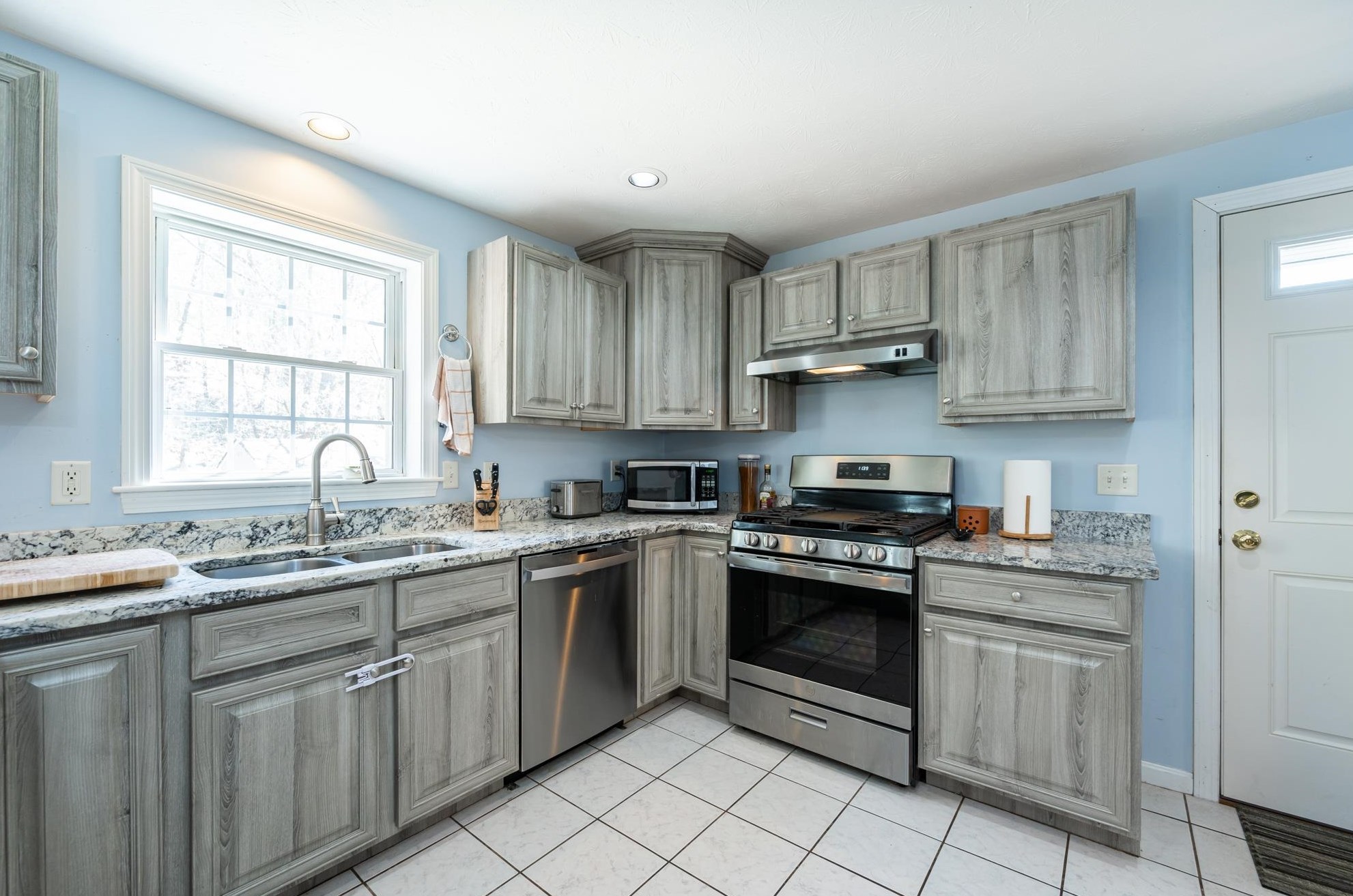 78 Pasture Dr, Manchester NH  03102-4958 exterior