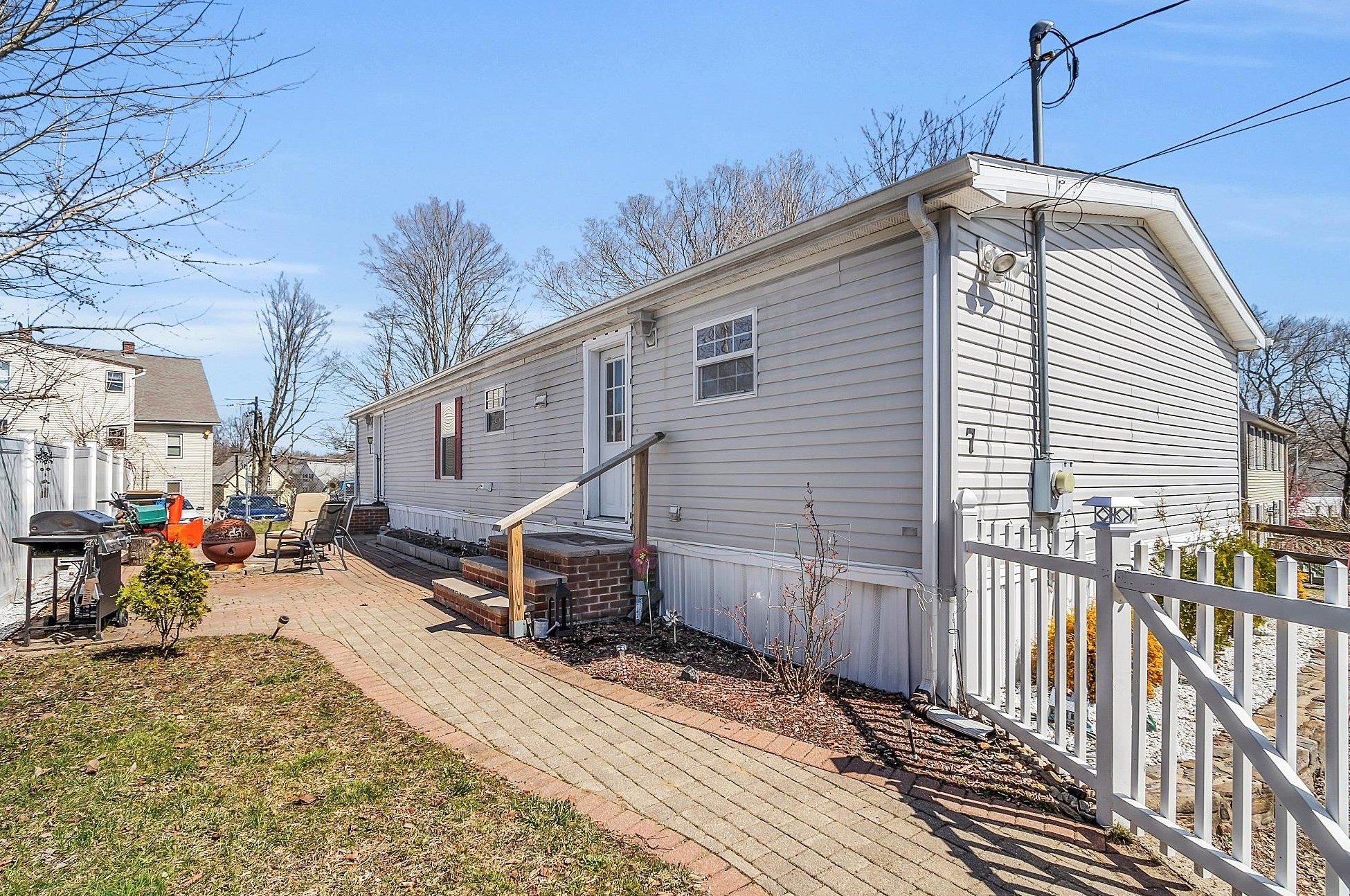 7 Un St, Derry NH  03038-2617 exterior