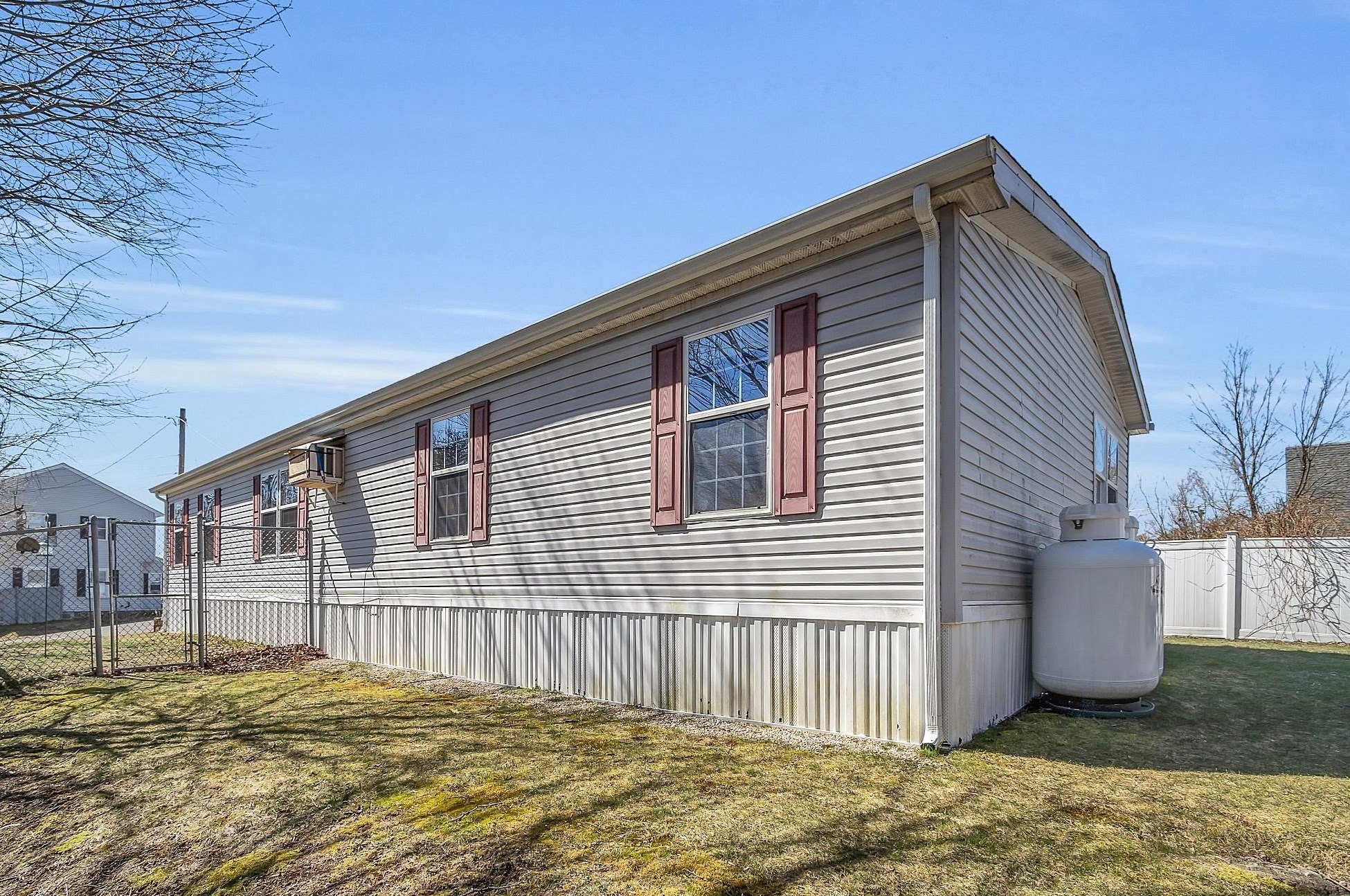 7 Un St, Derry NH  03038-2617 exterior