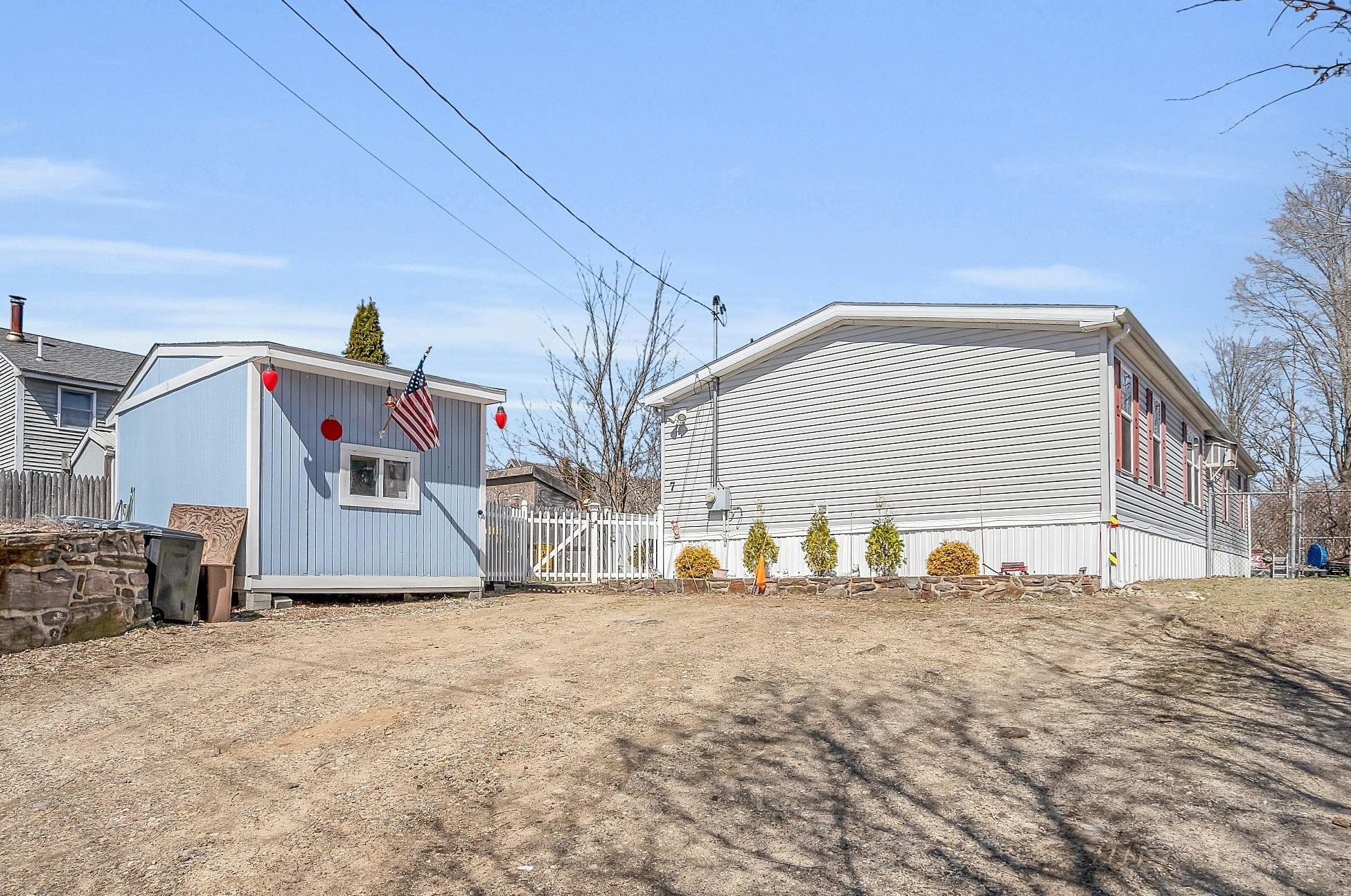 7 Un St, Derry NH  03038-2617 exterior