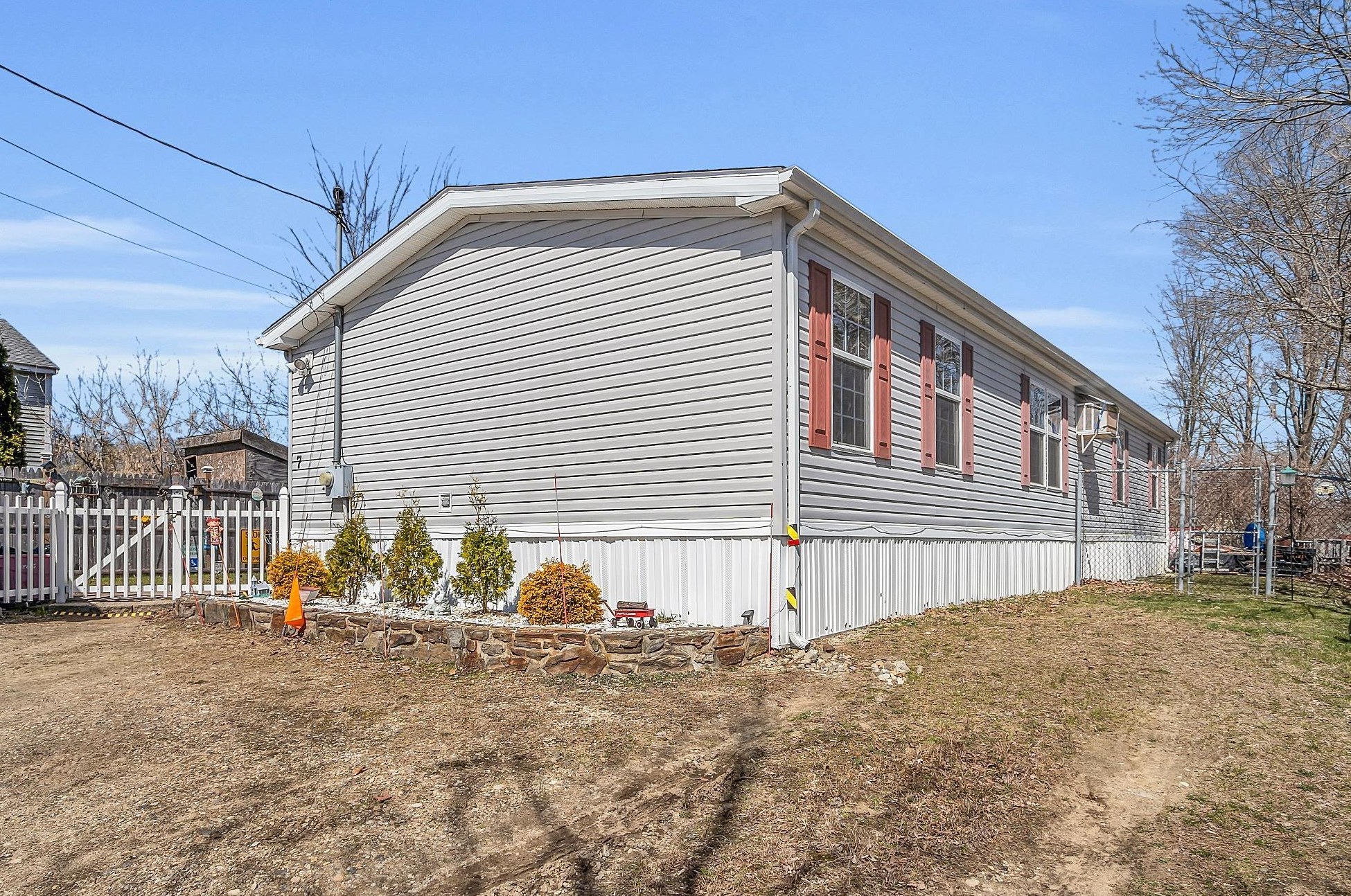 7 Un St, Derry NH  03038-2617 exterior