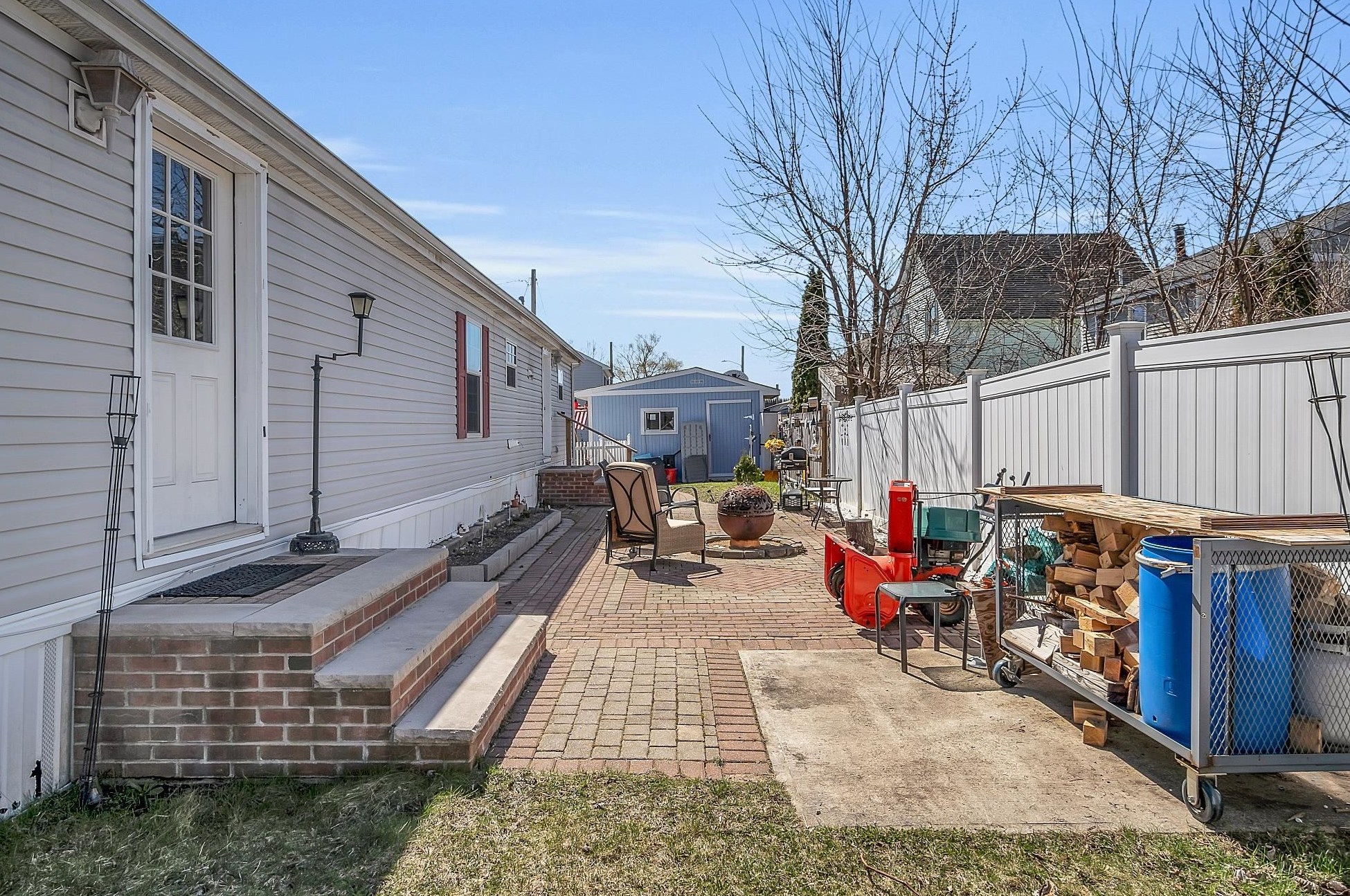 7 Un St, Derry NH  03038-2617 exterior