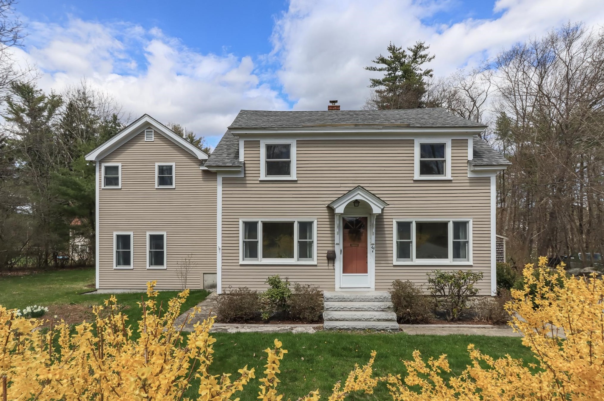 44 Pleasant St, Goffstown, NH 03045