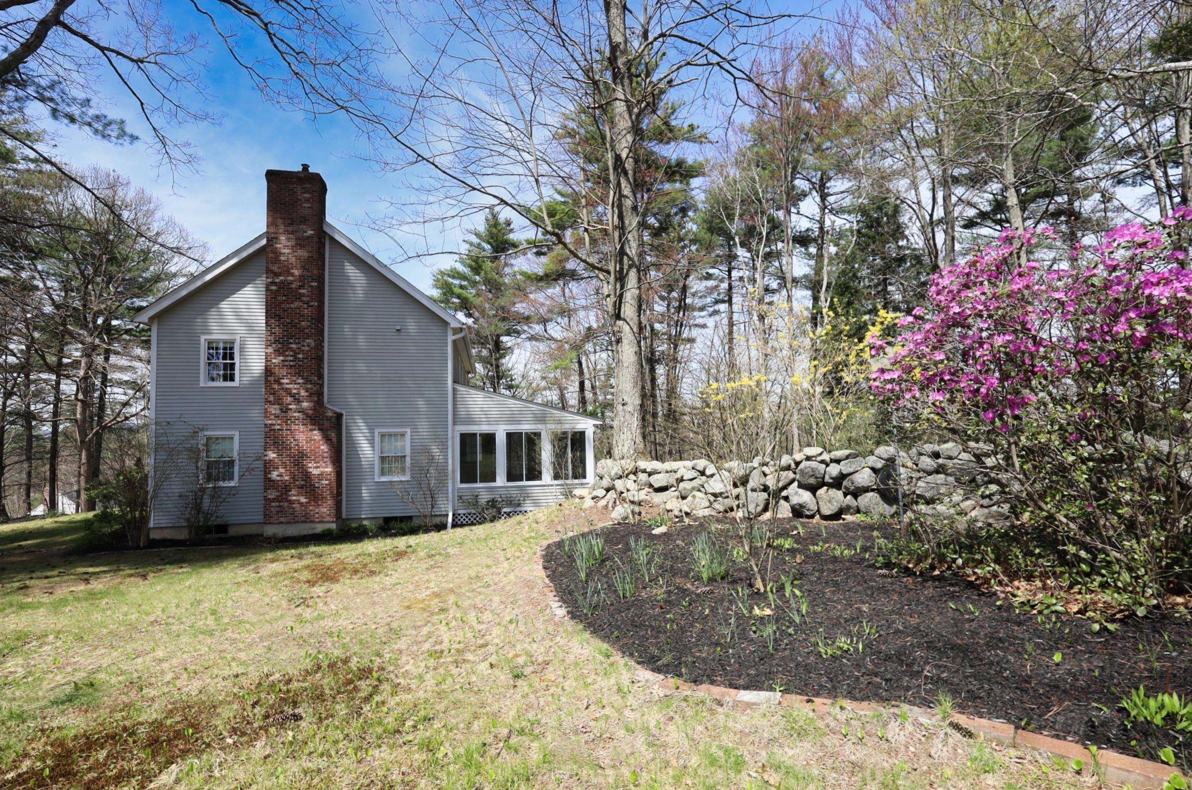 4 Mtn Vw Dr, Merrimack NH 03054-2316 exterior