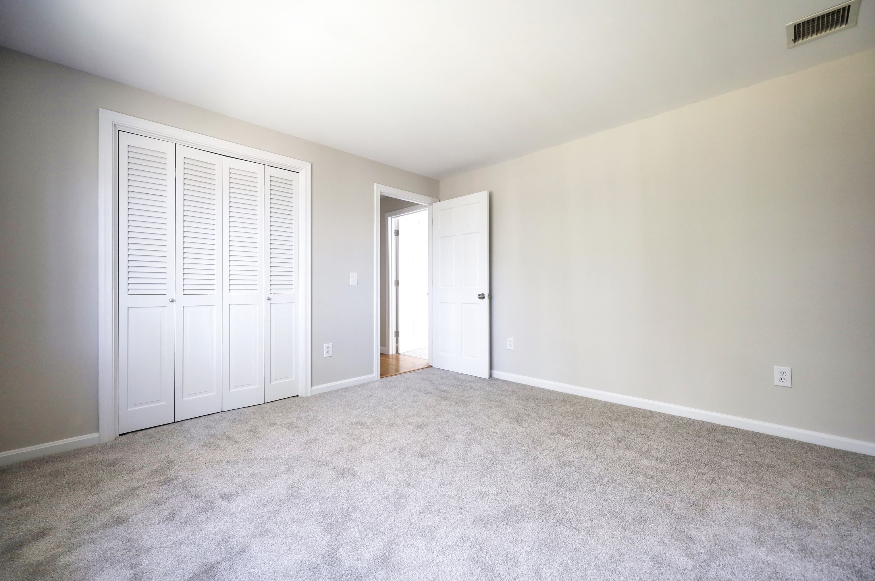 4 Mtn Vw Dr, Merrimack NH 03054-2316 exterior