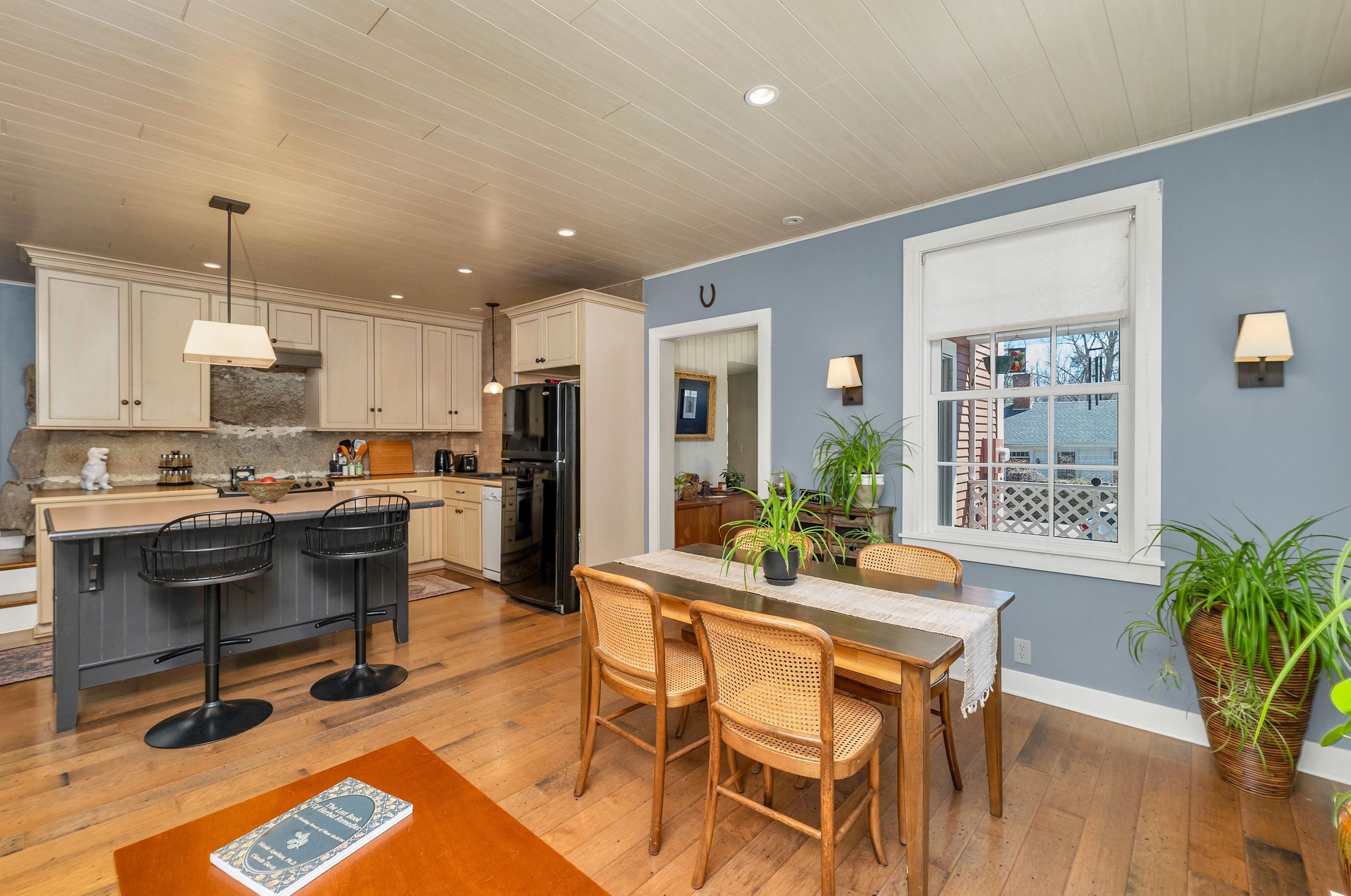 15 Main St, New Ipswich NH 03071-3714 exterior