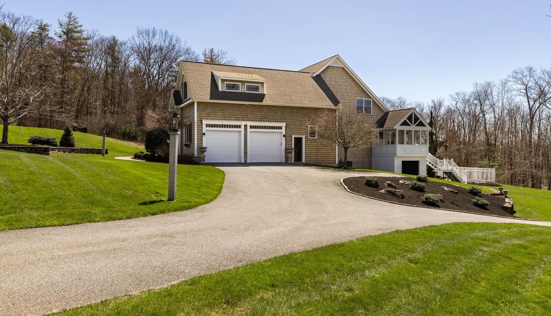 8 Parker Ln, Manchester, NH 03110