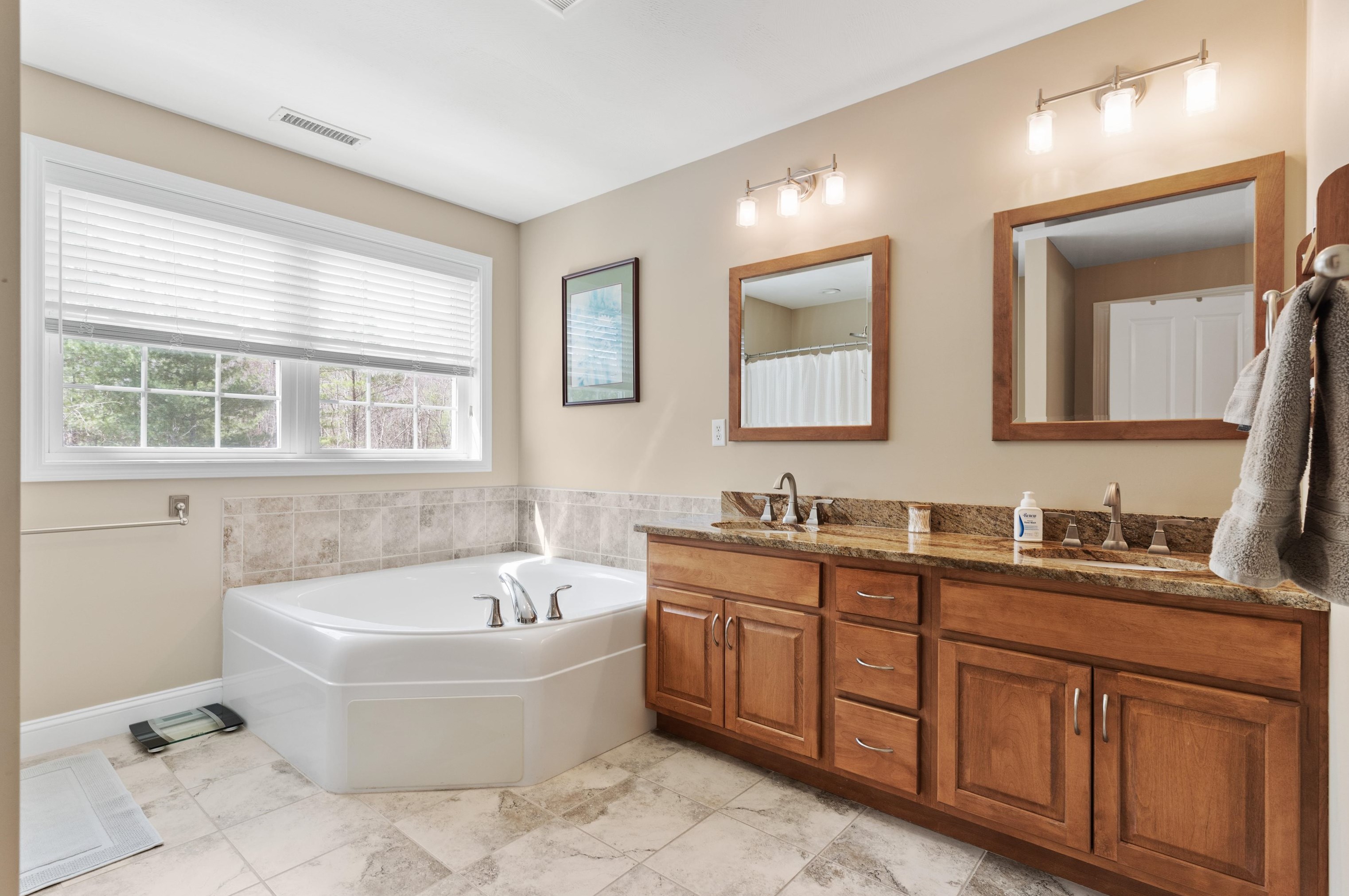 3 Harvest Dr, Derry NH 03038-4872 exterior