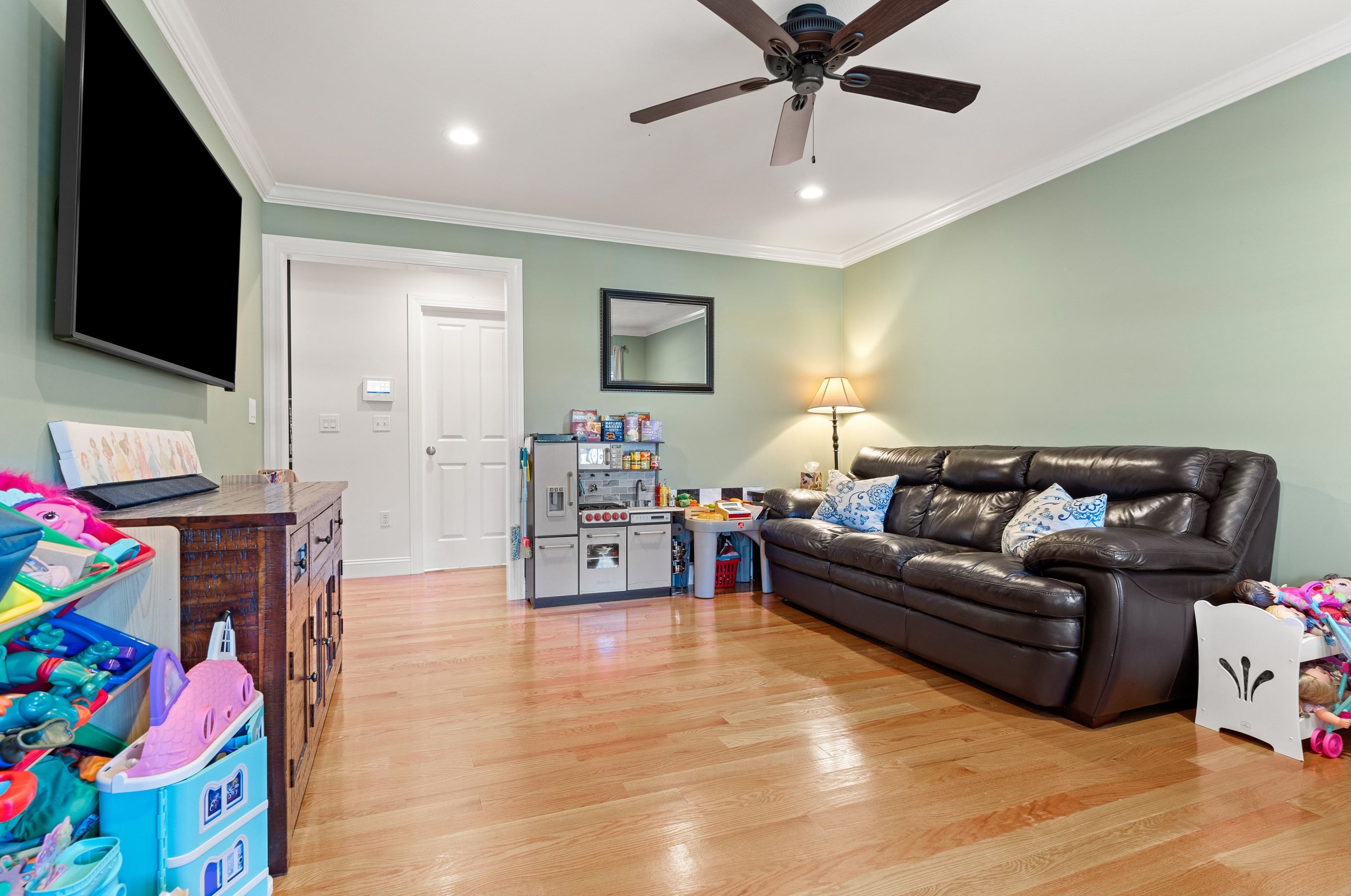 3 Harvest Dr, Derry NH 03038-4872 exterior