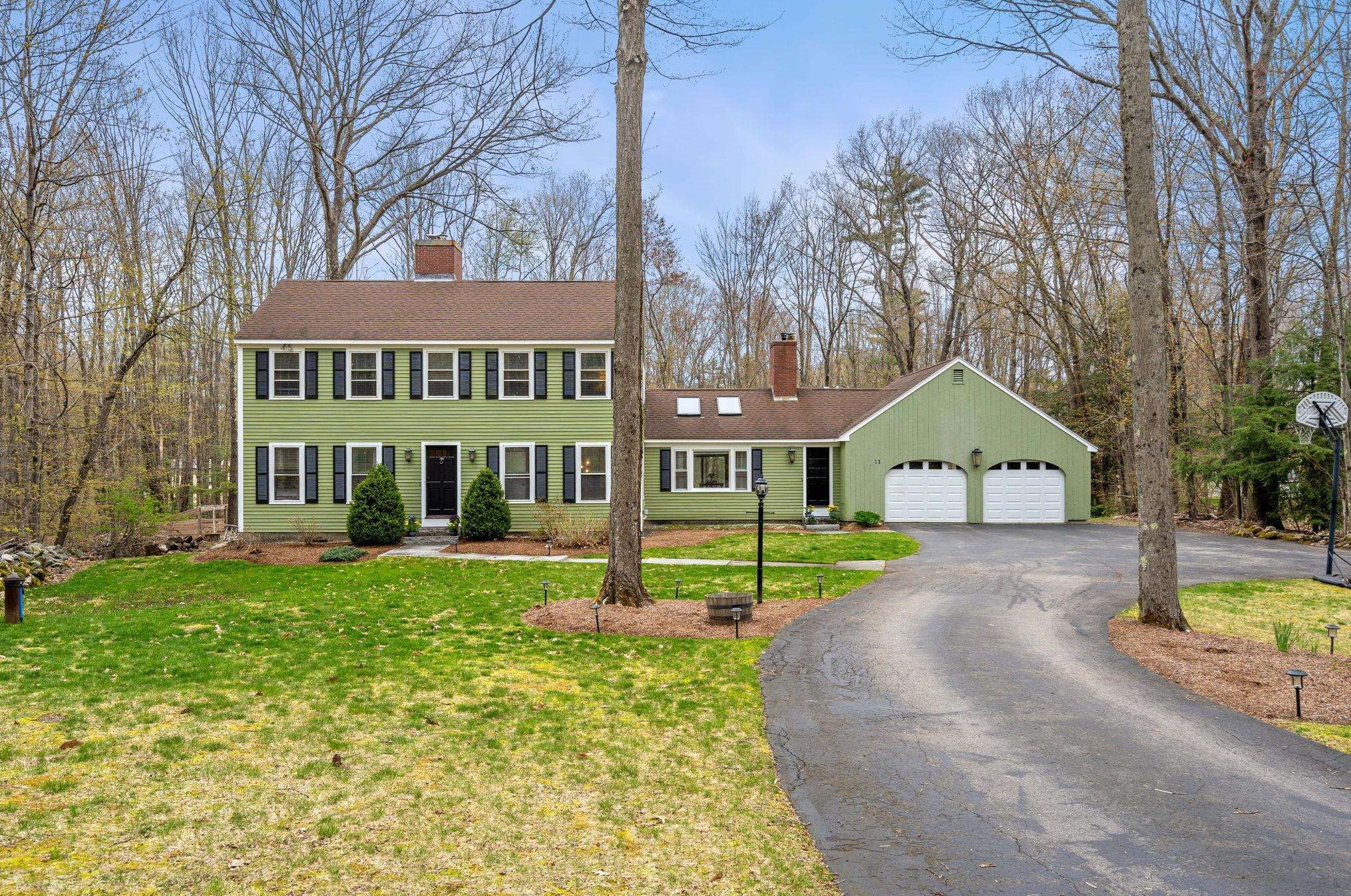 11 Canary Ln, Manchester, NH 03110-4404