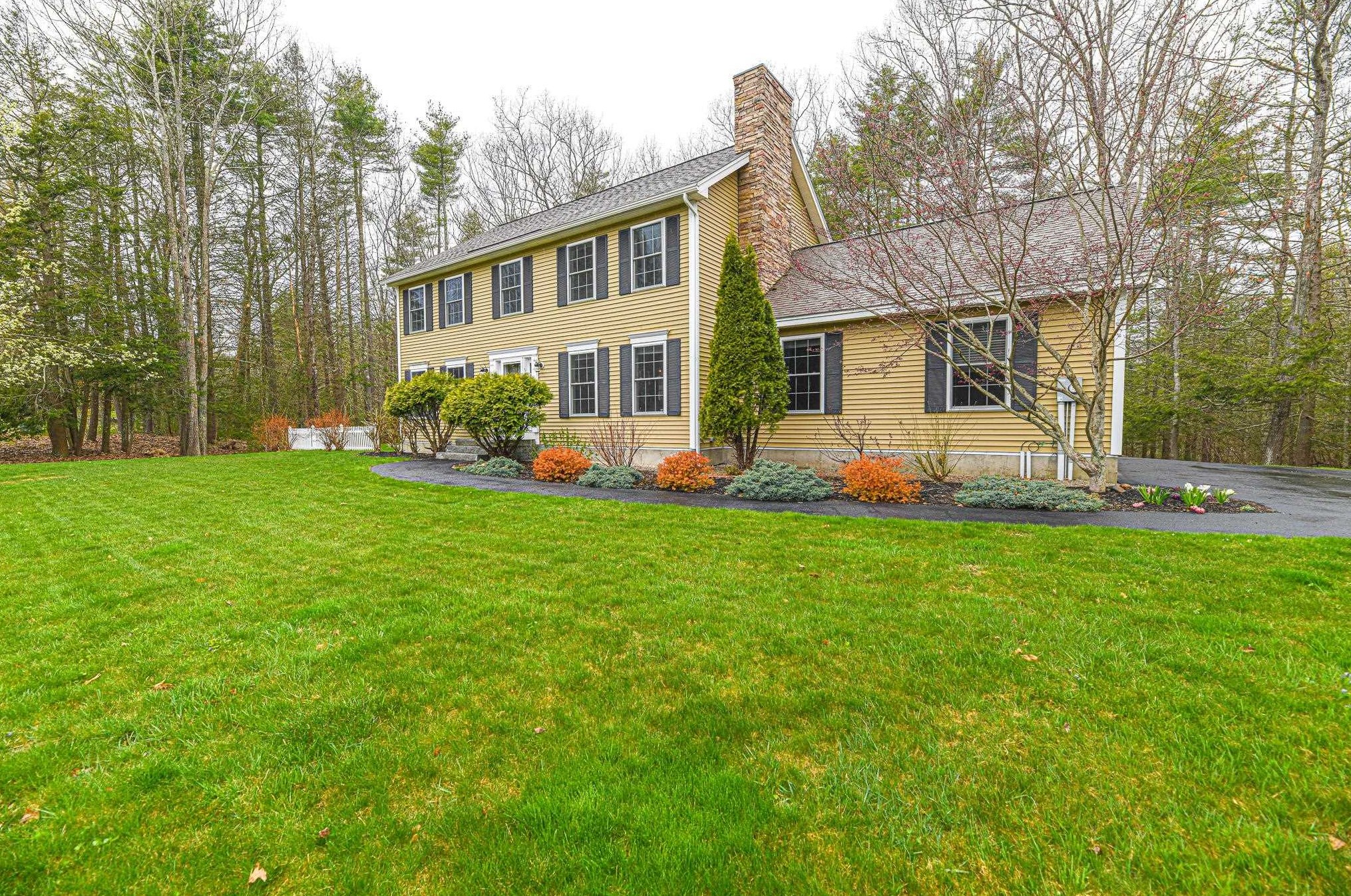 2 Greenleaf Cir, Kensington, NH 03833 exterior