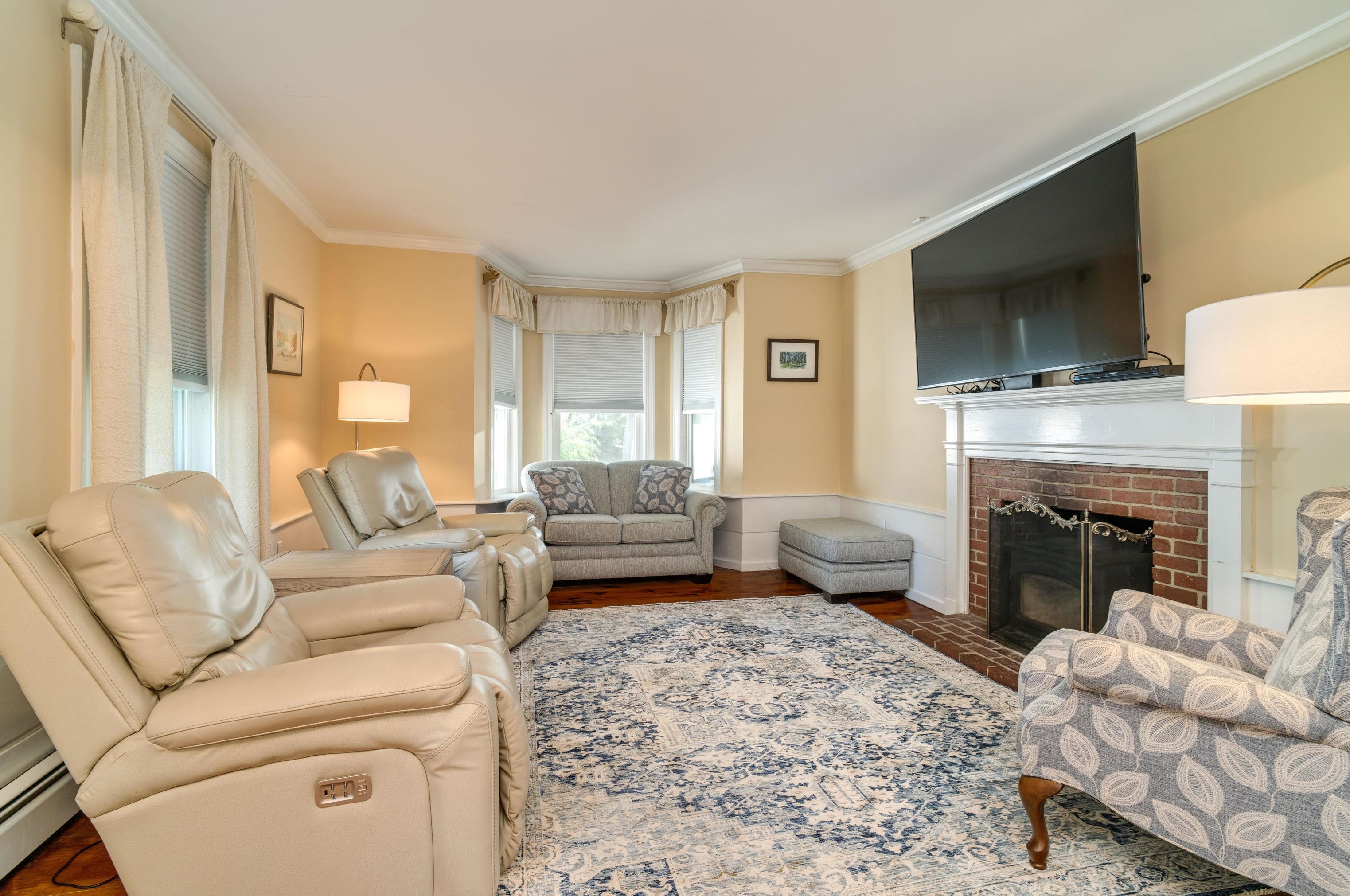 2 Emery Ln, Stratham NH  03885-2309 exterior