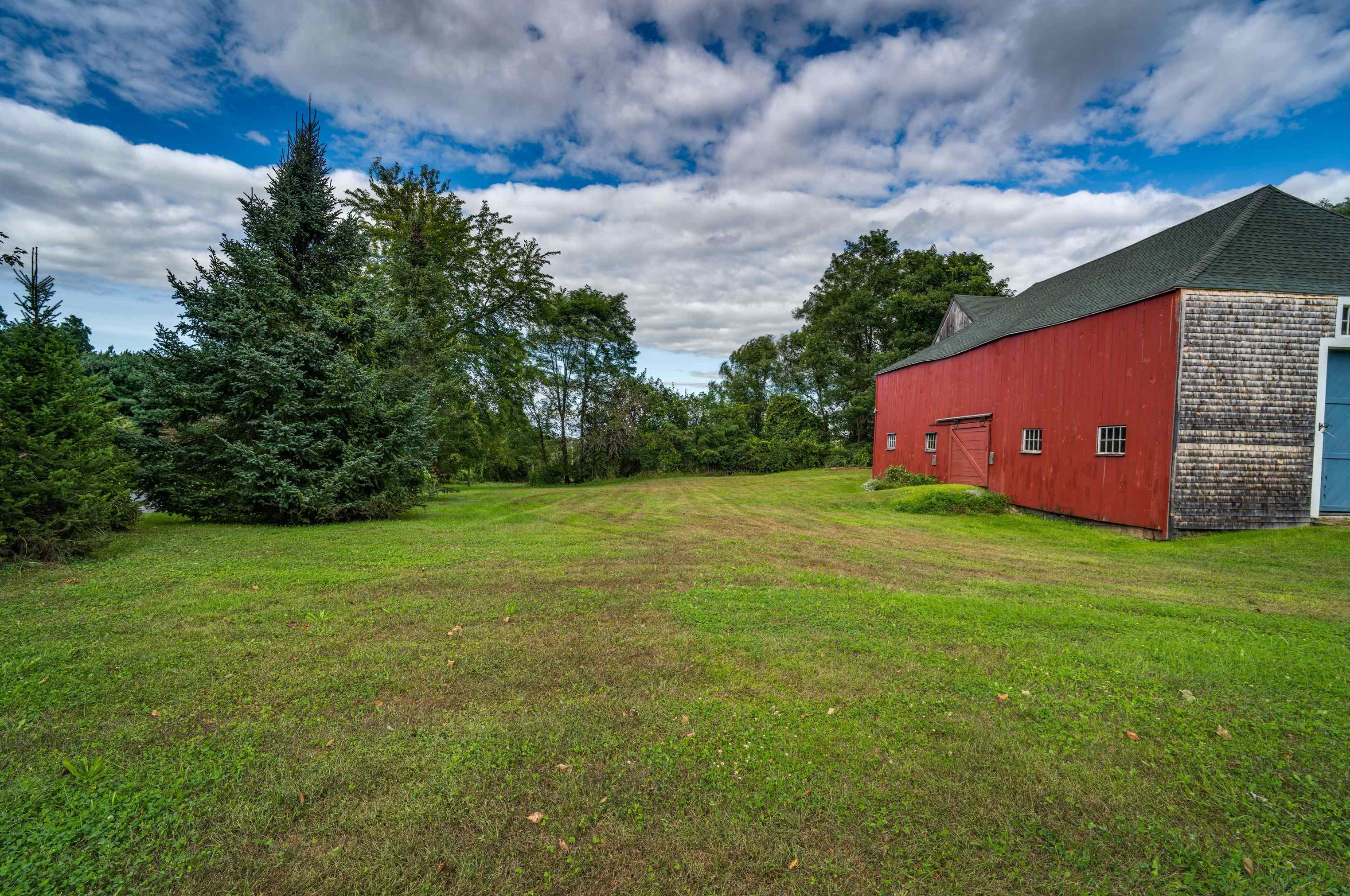 2 Emery Ln, Stratham NH  03885-2309 exterior