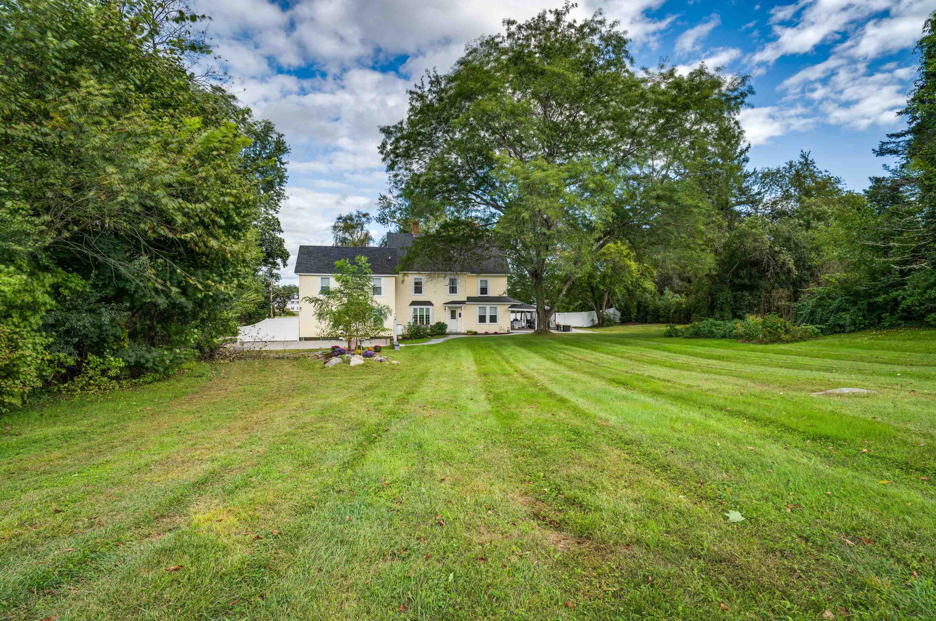 2 Emery Ln, Stratham NH  03885-2309 exterior