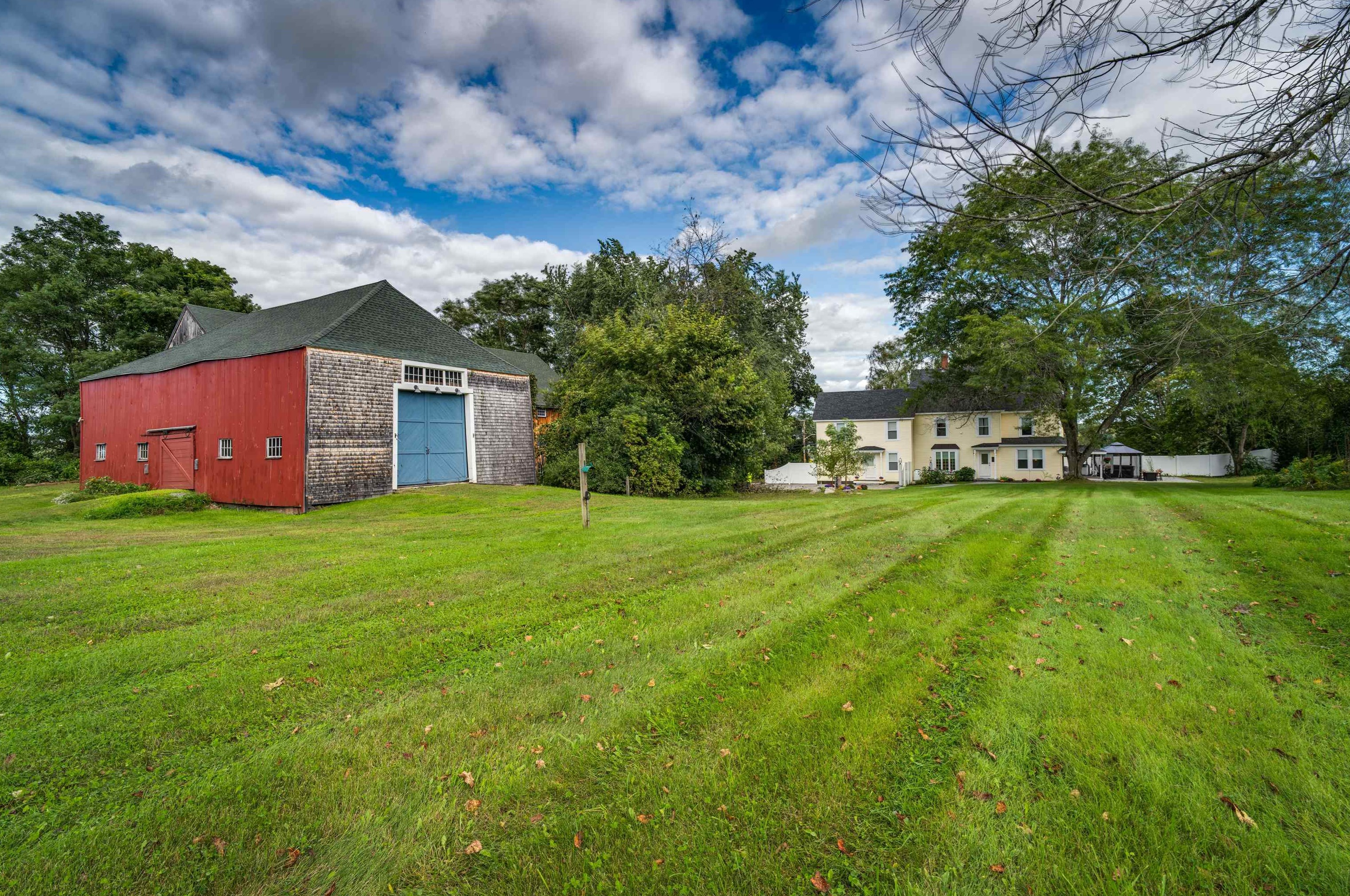 2 Emery Ln, Stratham NH  03885-2309 exterior