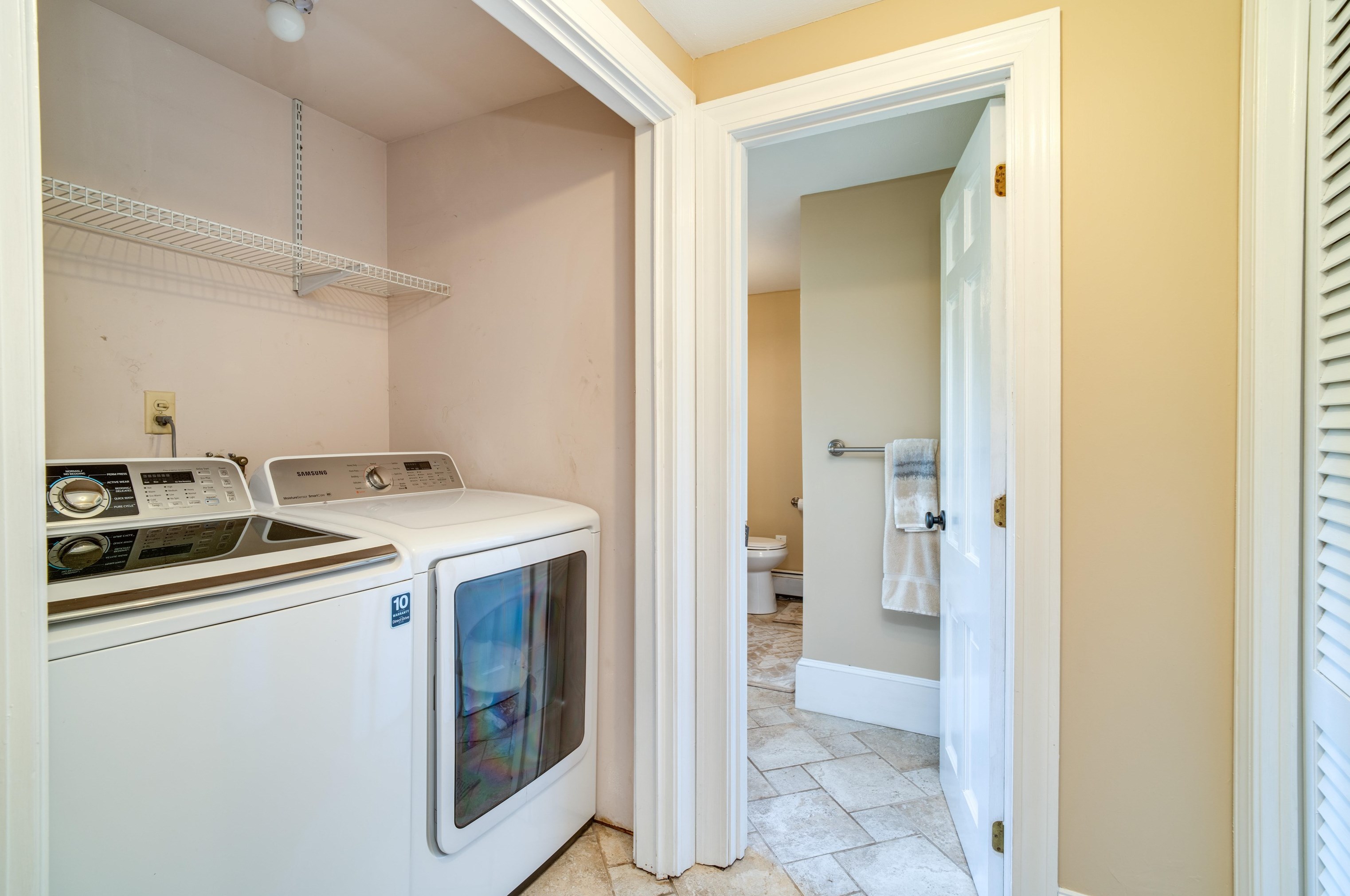 2 Emery Ln, Stratham NH  03885-2309 exterior