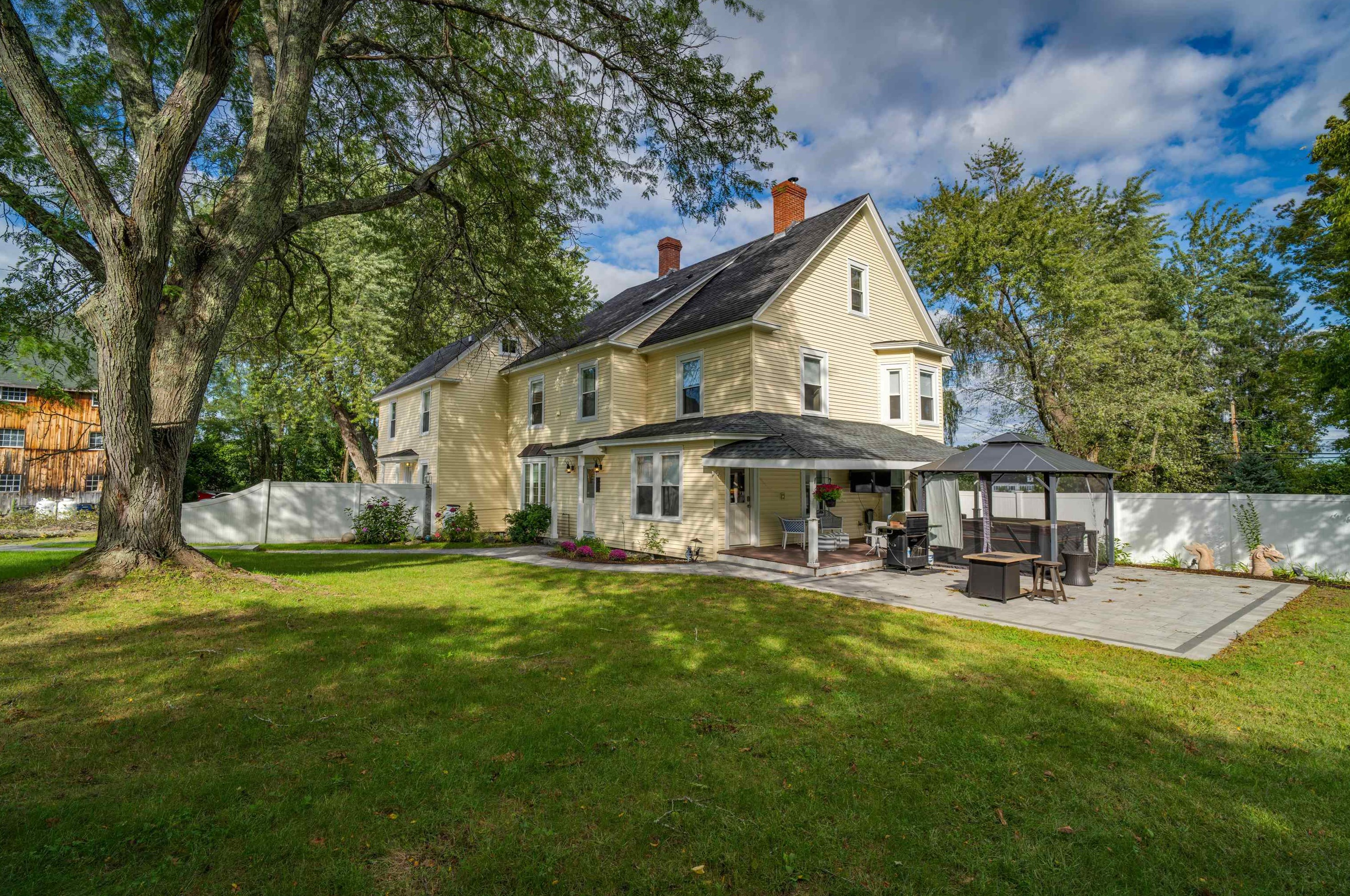 2 Emery Ln, Stratham NH  03885-2309 exterior
