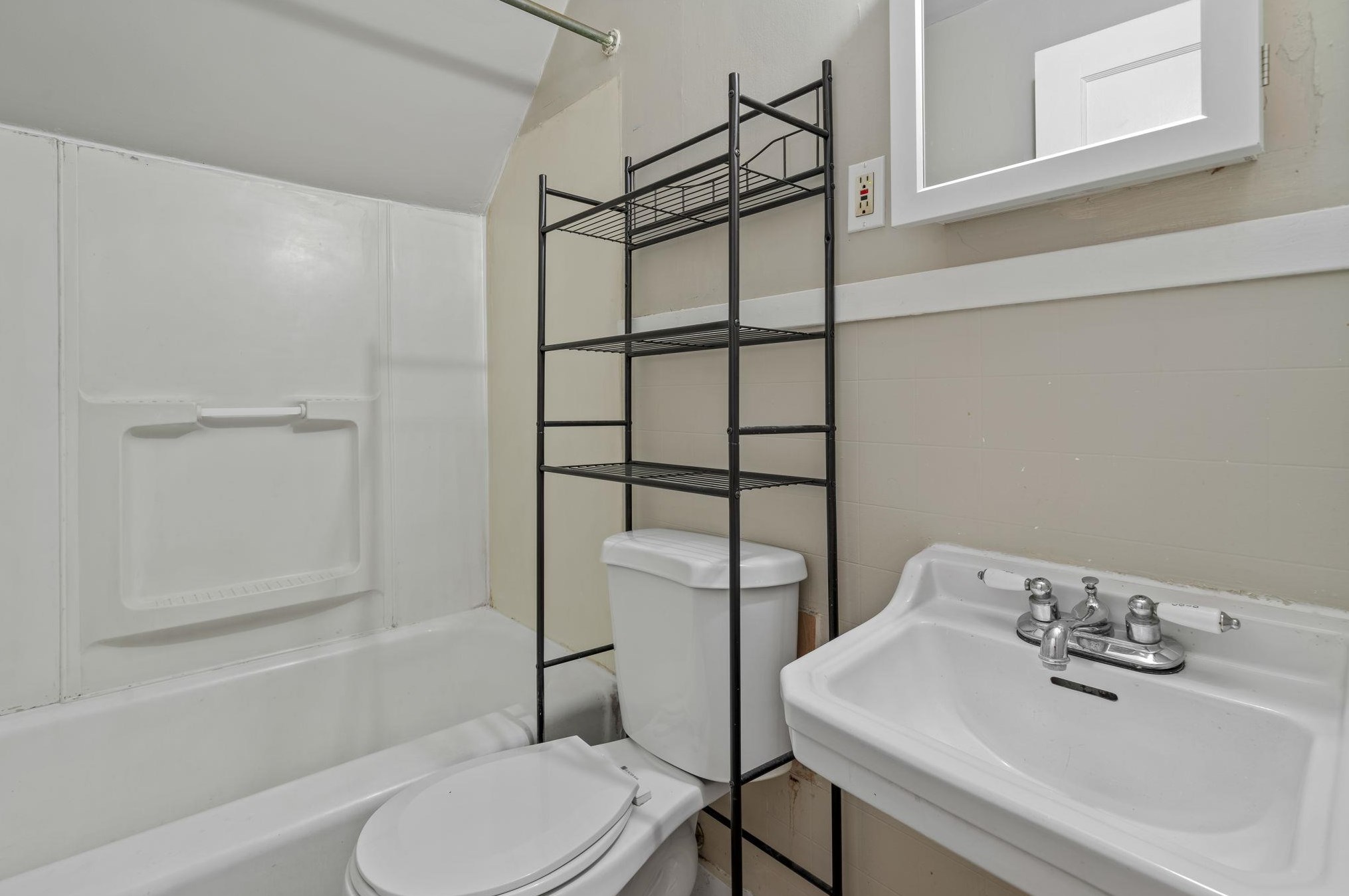 381 Merrimack St, Manchester NH 03103-4724 exterior