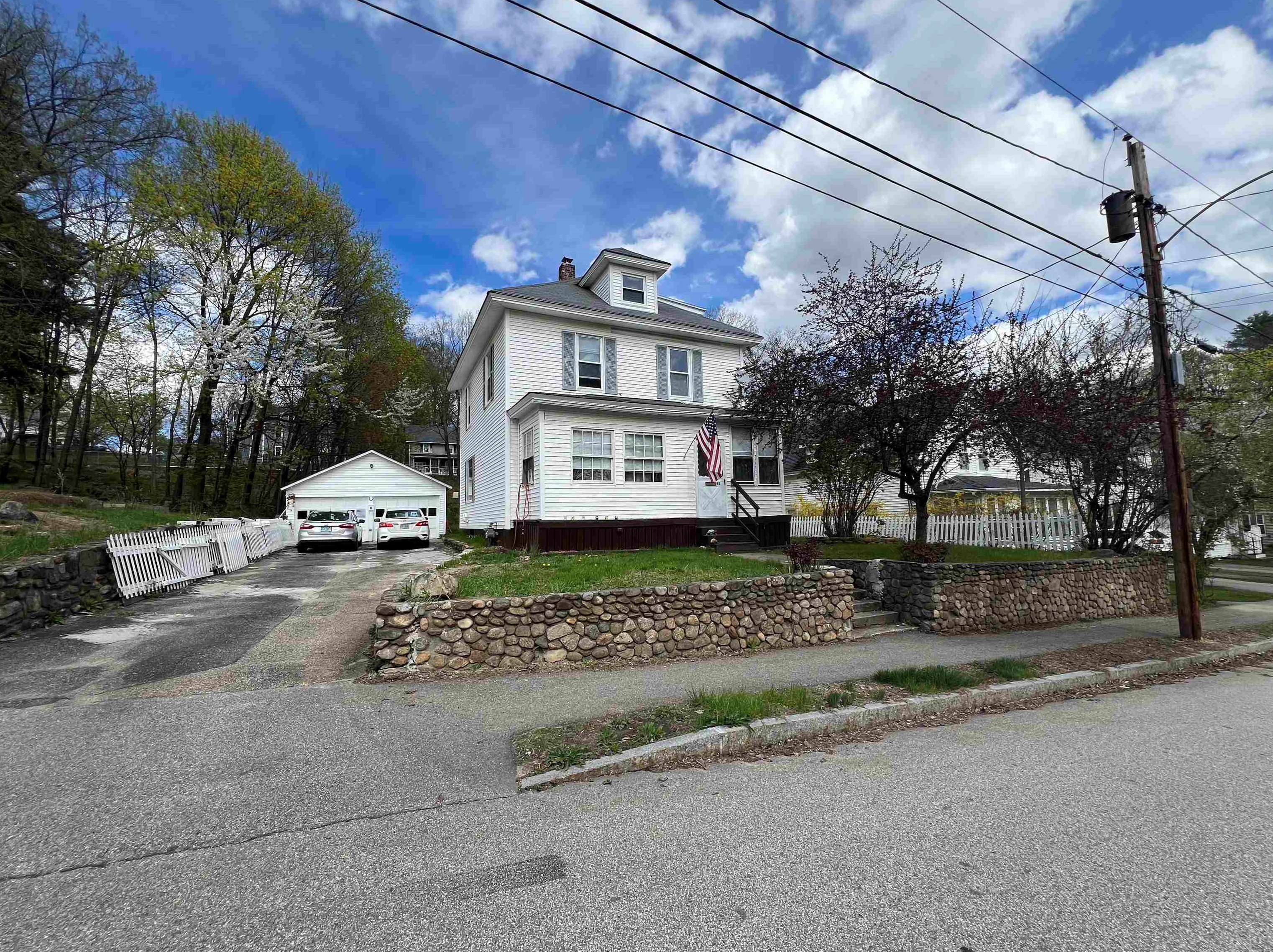 48 Dixon St, Laconia, NH 03246-3528