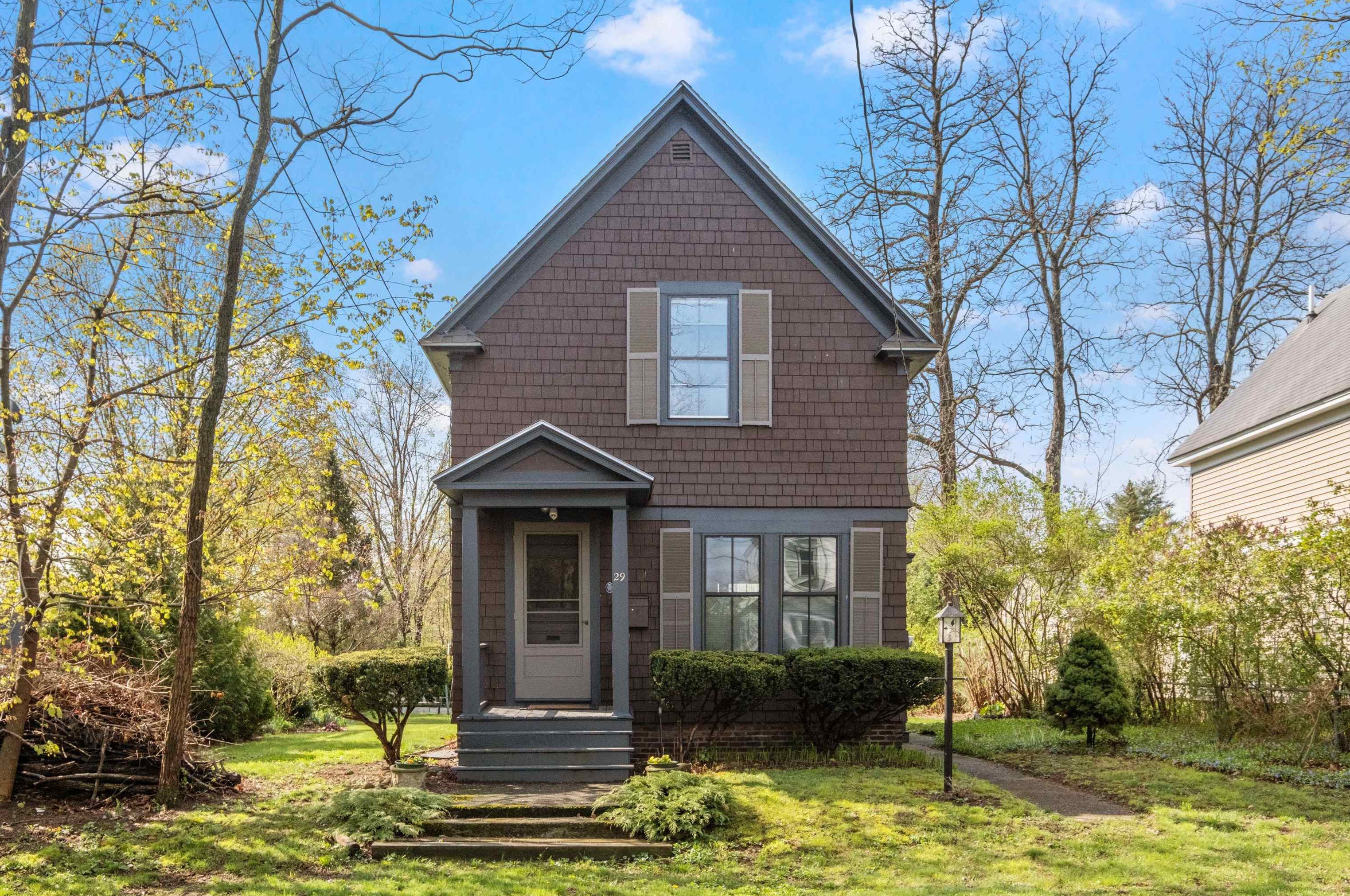 29 Holly St, Concord, NH 03301-3574