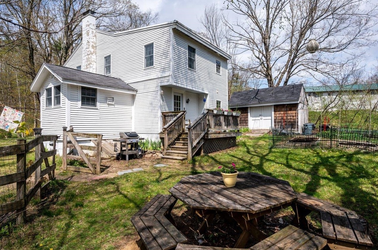 189 Nottingham Sq Rd, Epping NH  03042-1813 exterior