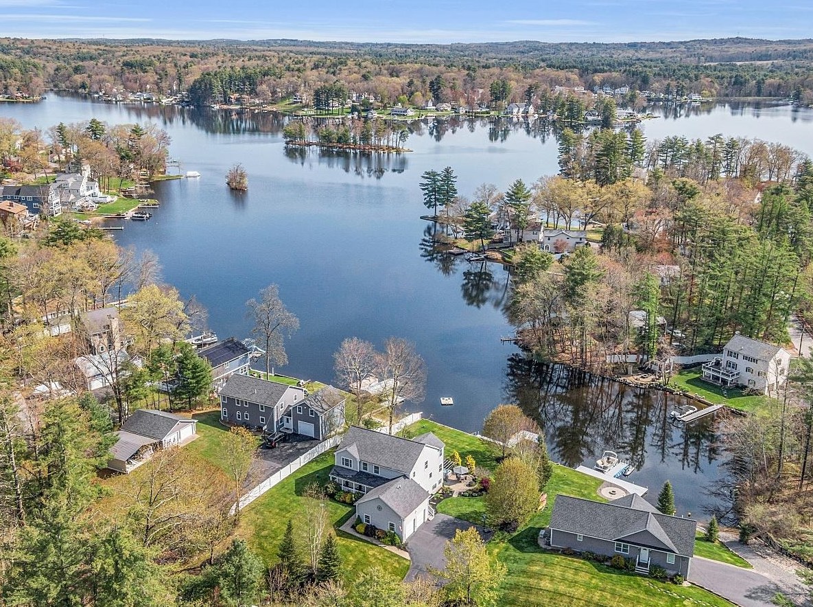 311 Shore Dr, Salem, NH 03079 exterior