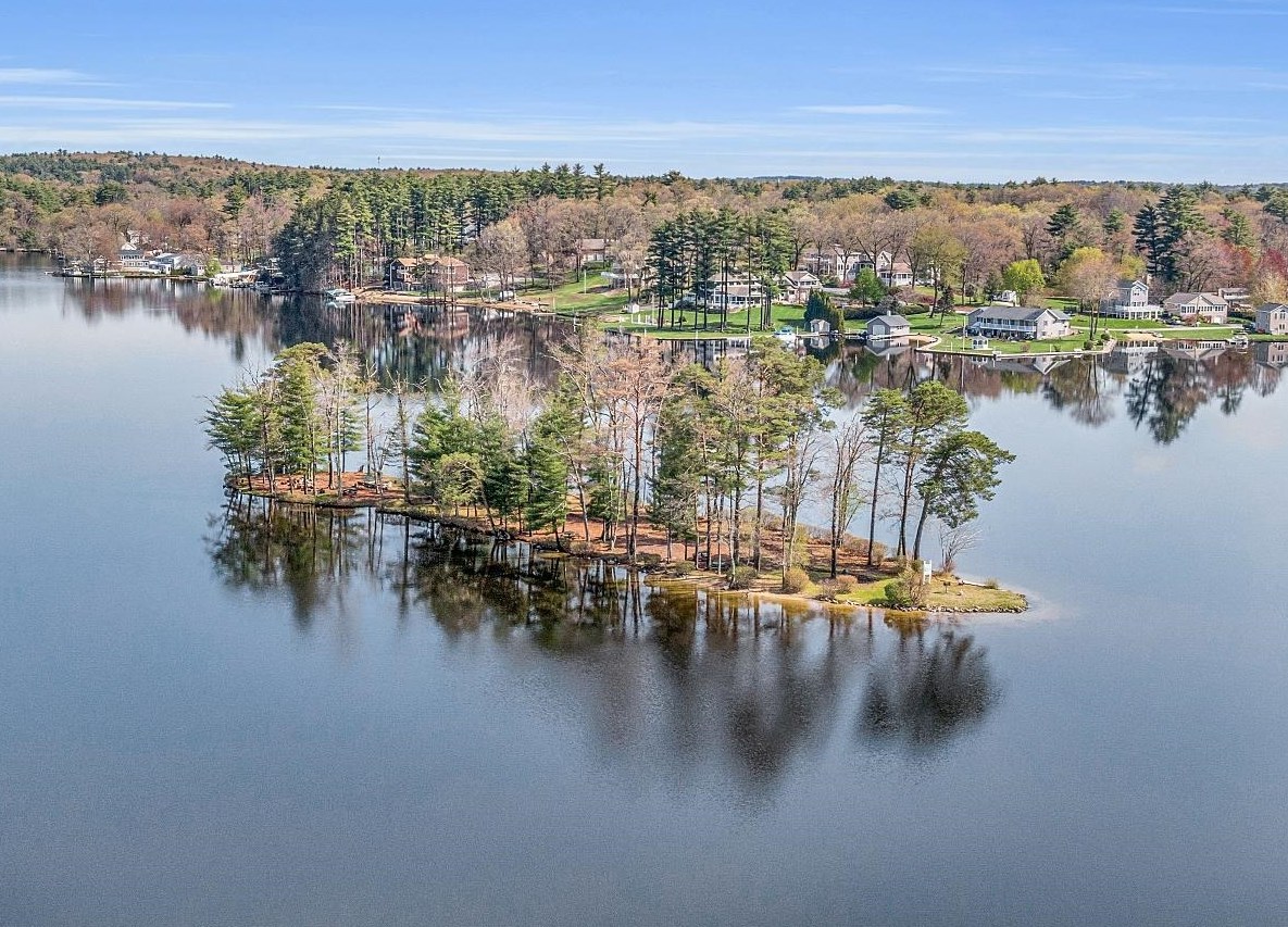 311 Shr Dr, Salem NH  03079-1318 exterior