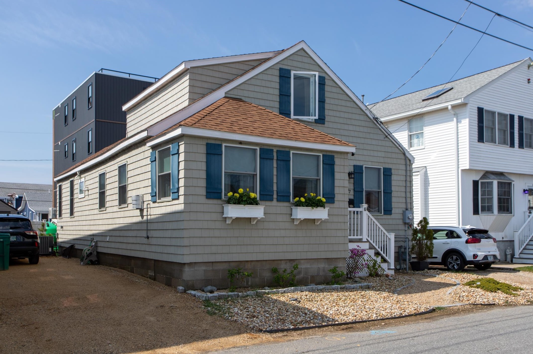 27 Hobson Ave, Hampton Beach, NH 03842 exterior