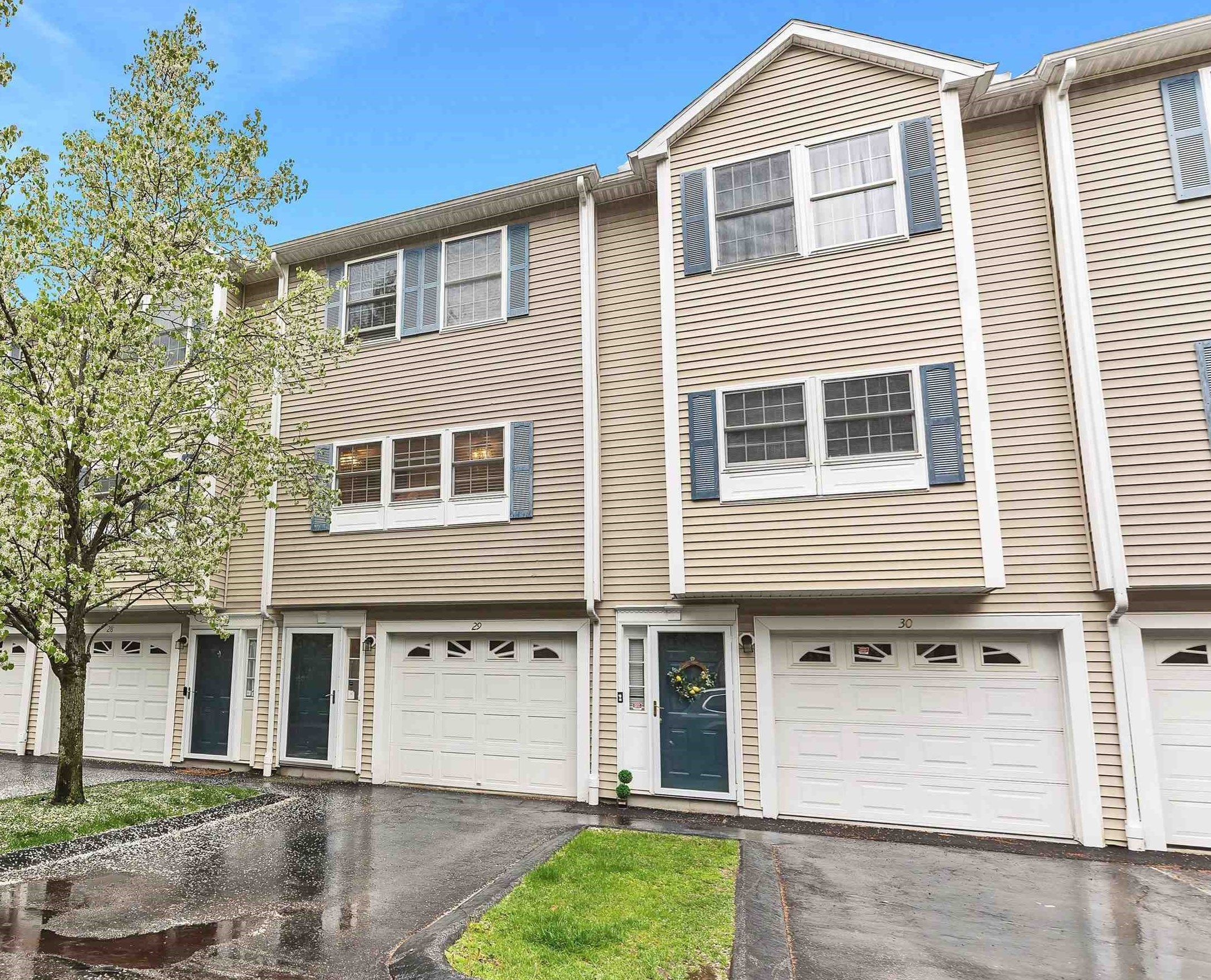 1029 Mammoth Rd, Manchester NH 03109-5101 exterior