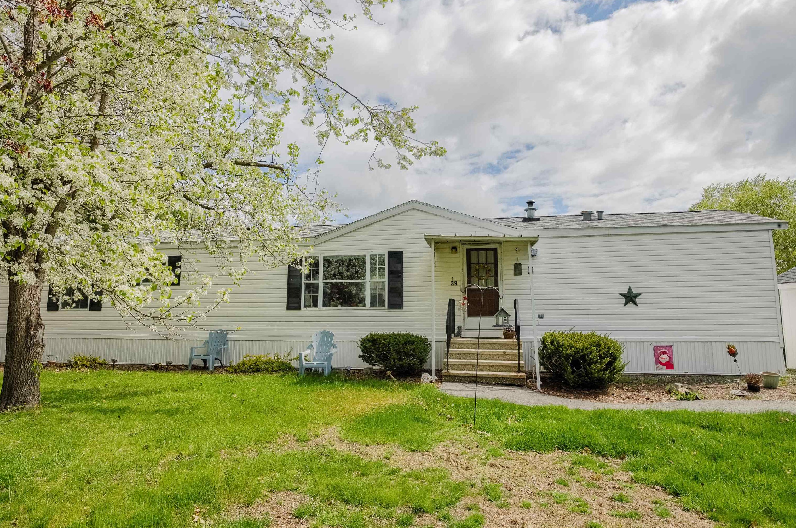 39 Oak Dr, North Hampton, NH 03862-4489
