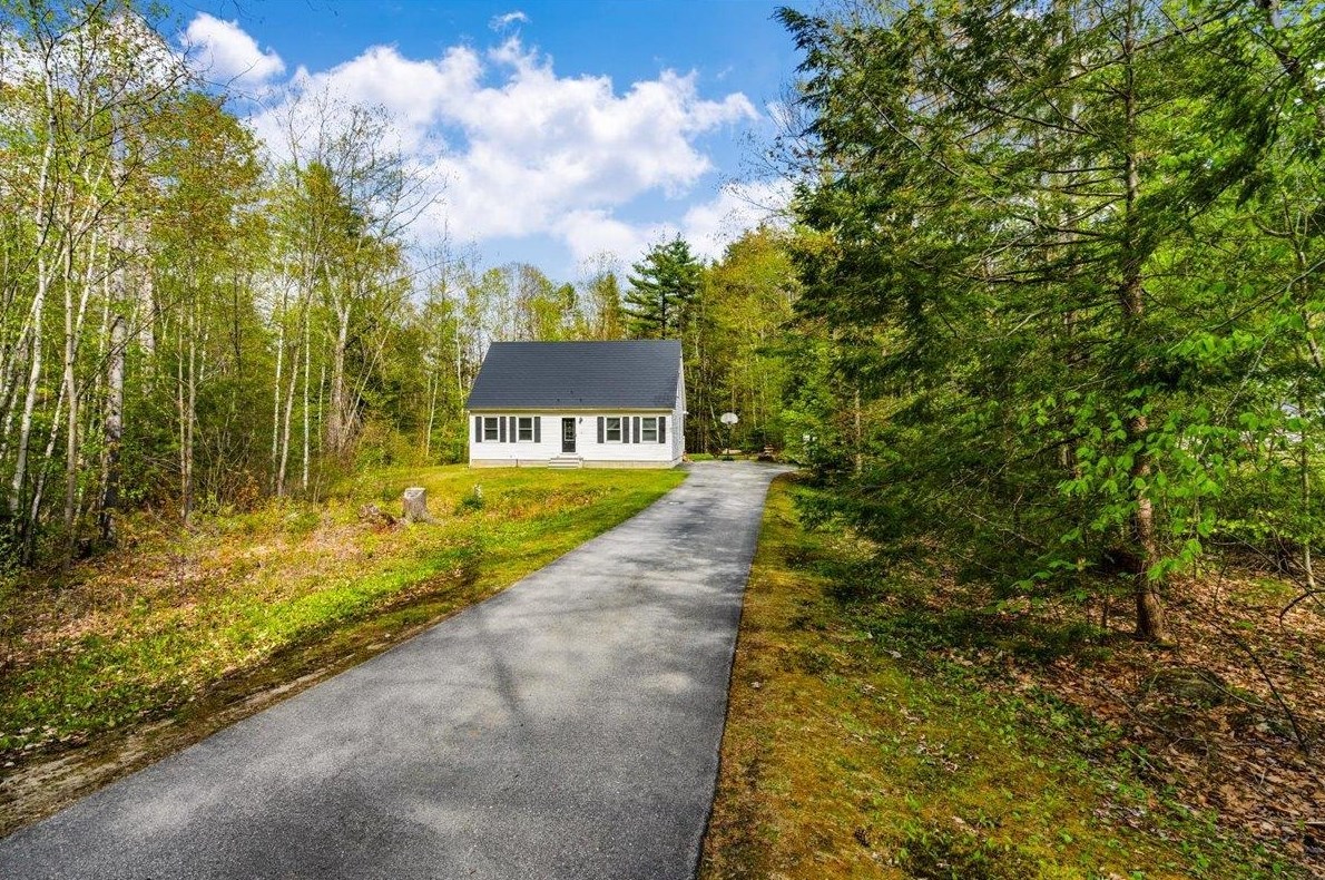 627 Reservoir Dr, Weare, NH 03281