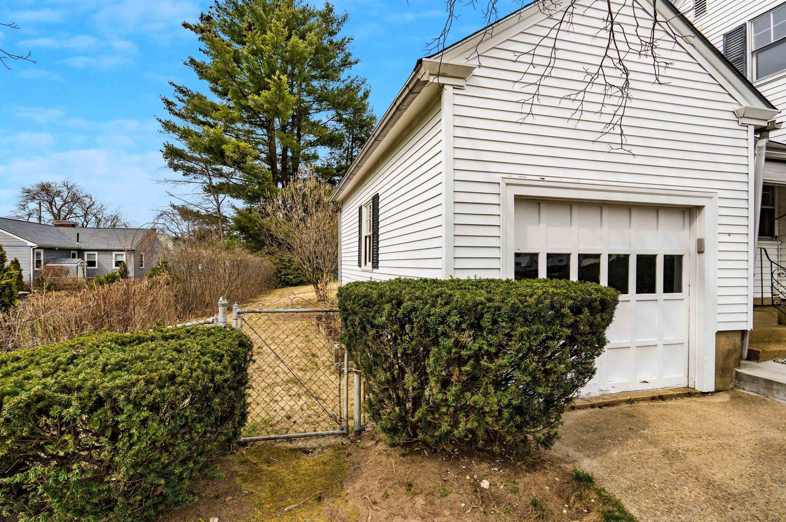228 Harrison St, Manchester NH  03104-3828 exterior