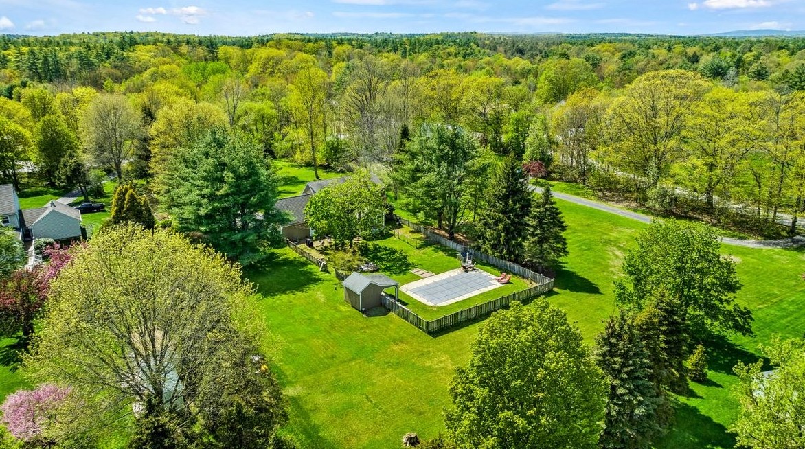 3 Bald Hl Rd, Newmarket NH  03857-2135 exterior