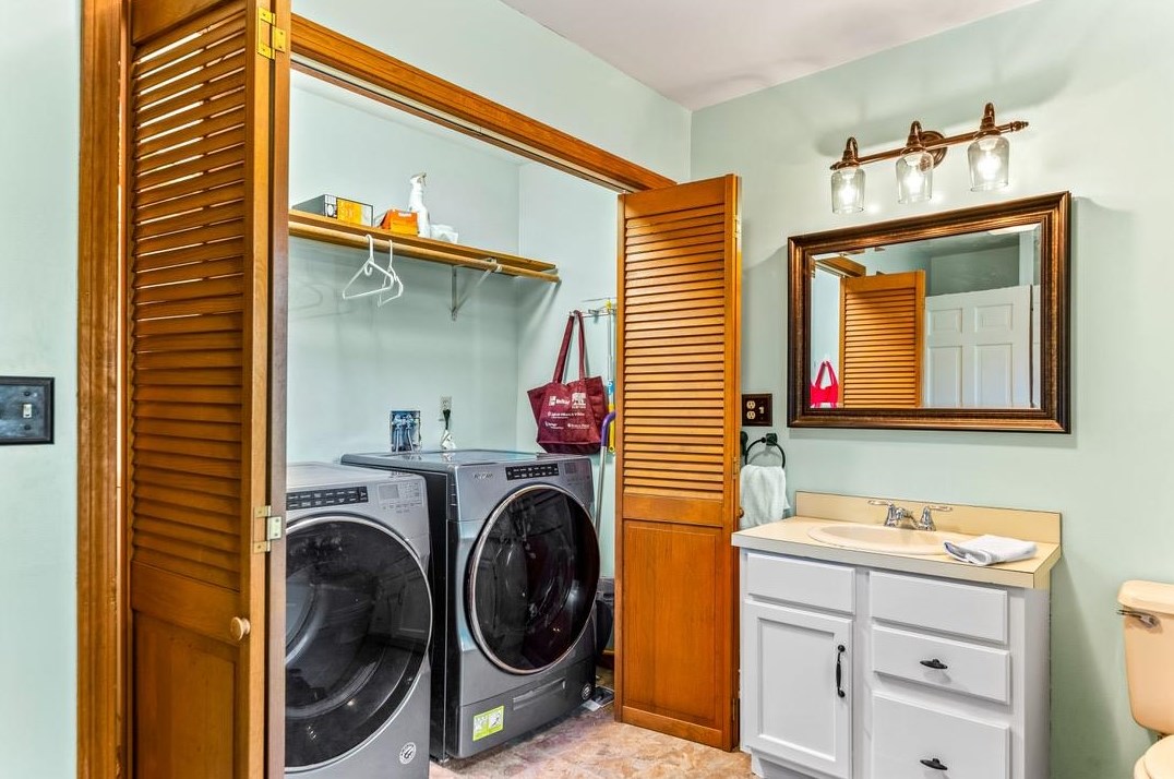 3 Bald Hl Rd, Newmarket NH  03857-2135 exterior