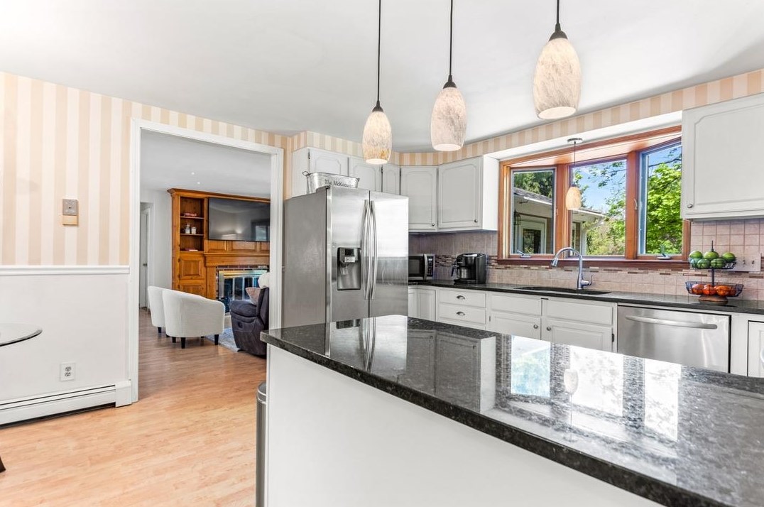 3 Bald Hl Rd, Newmarket NH  03857-2135 exterior