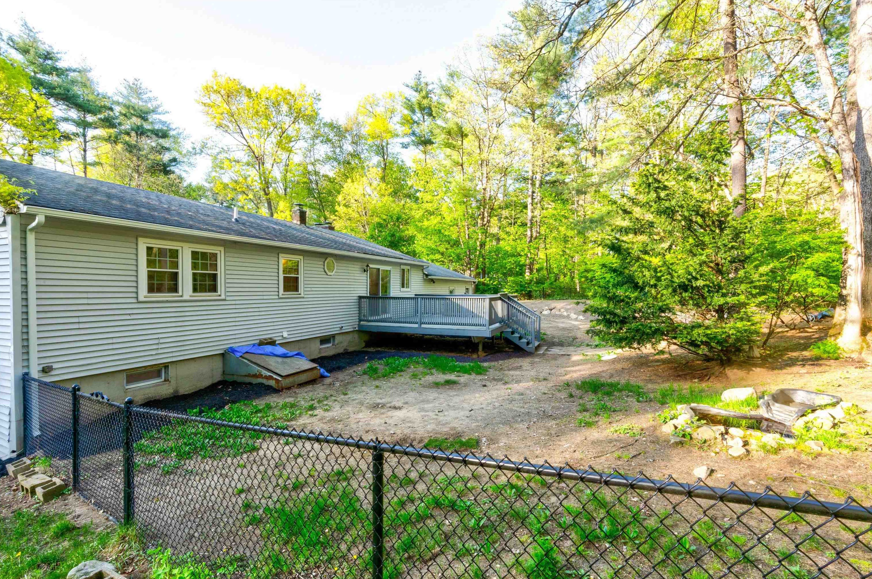 32 Valleyview Dr, Merrimack NH  03054-3103 exterior