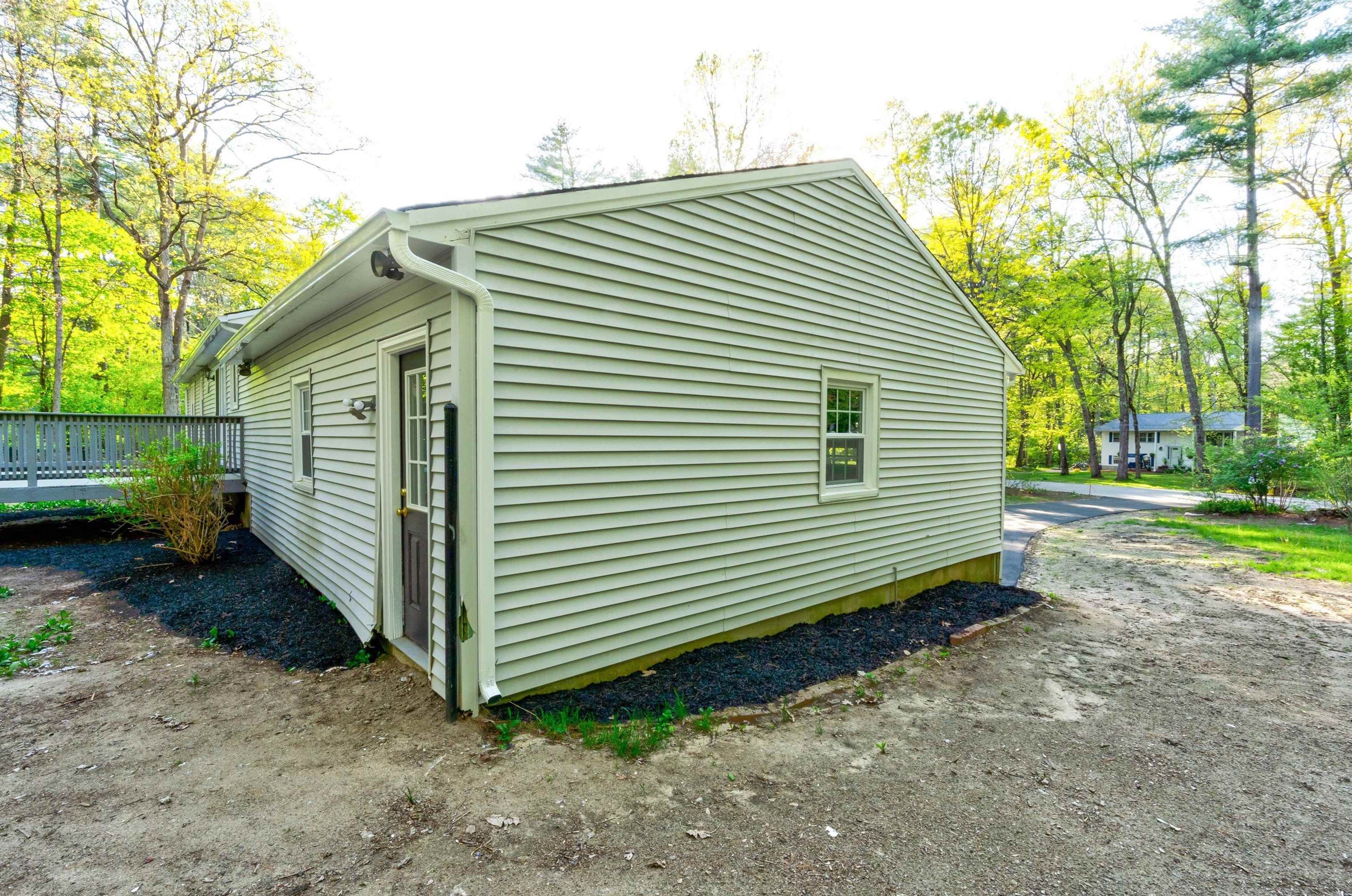 32 Valleyview Dr, Merrimack NH  03054-3103 exterior
