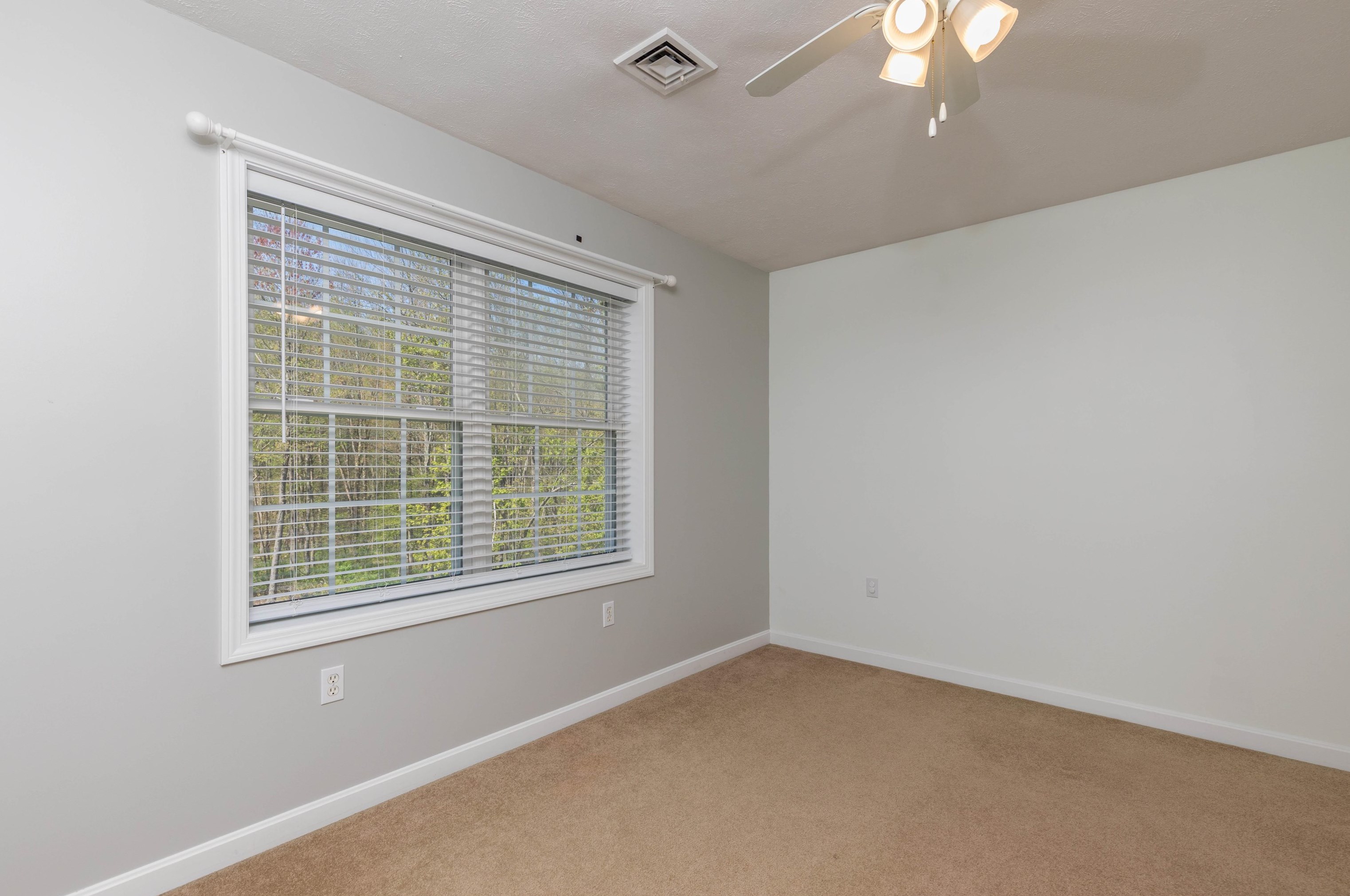 34 Nora Ct, New Ipswich NH 03071-3504 exterior