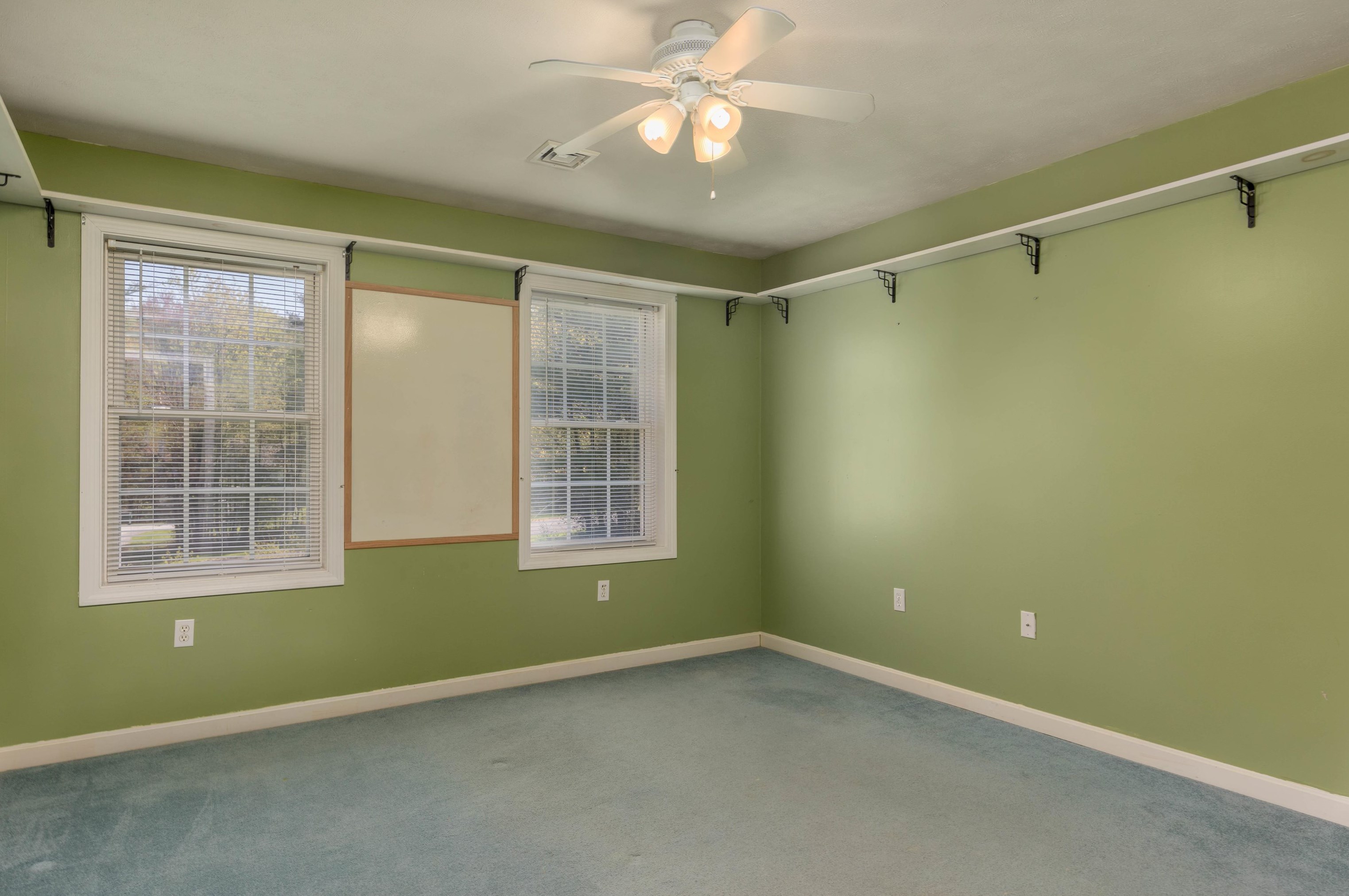 34 Nora Ct, New Ipswich NH 03071-3504 exterior