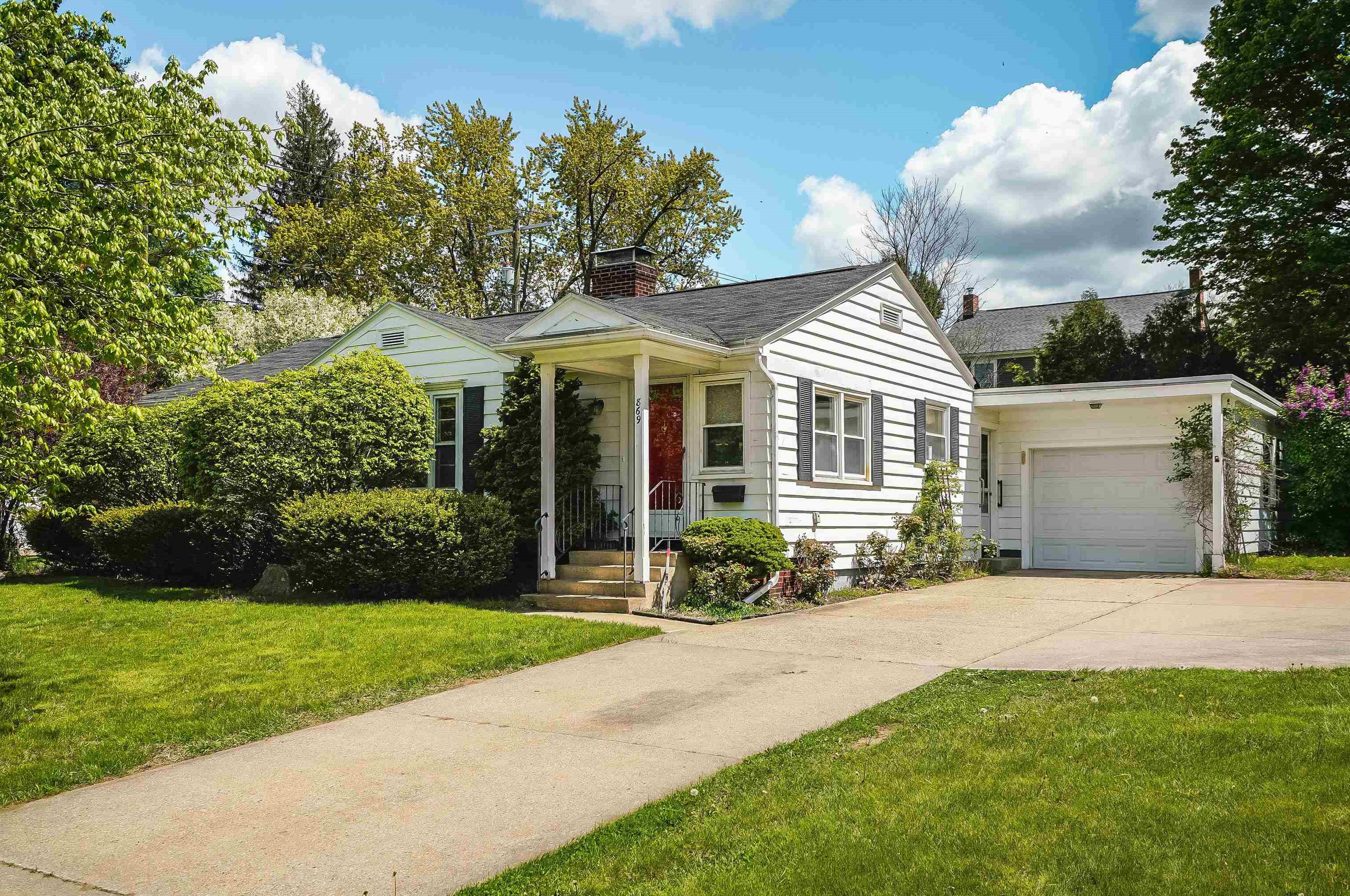 869 River Rd, Manchester, NH 03104