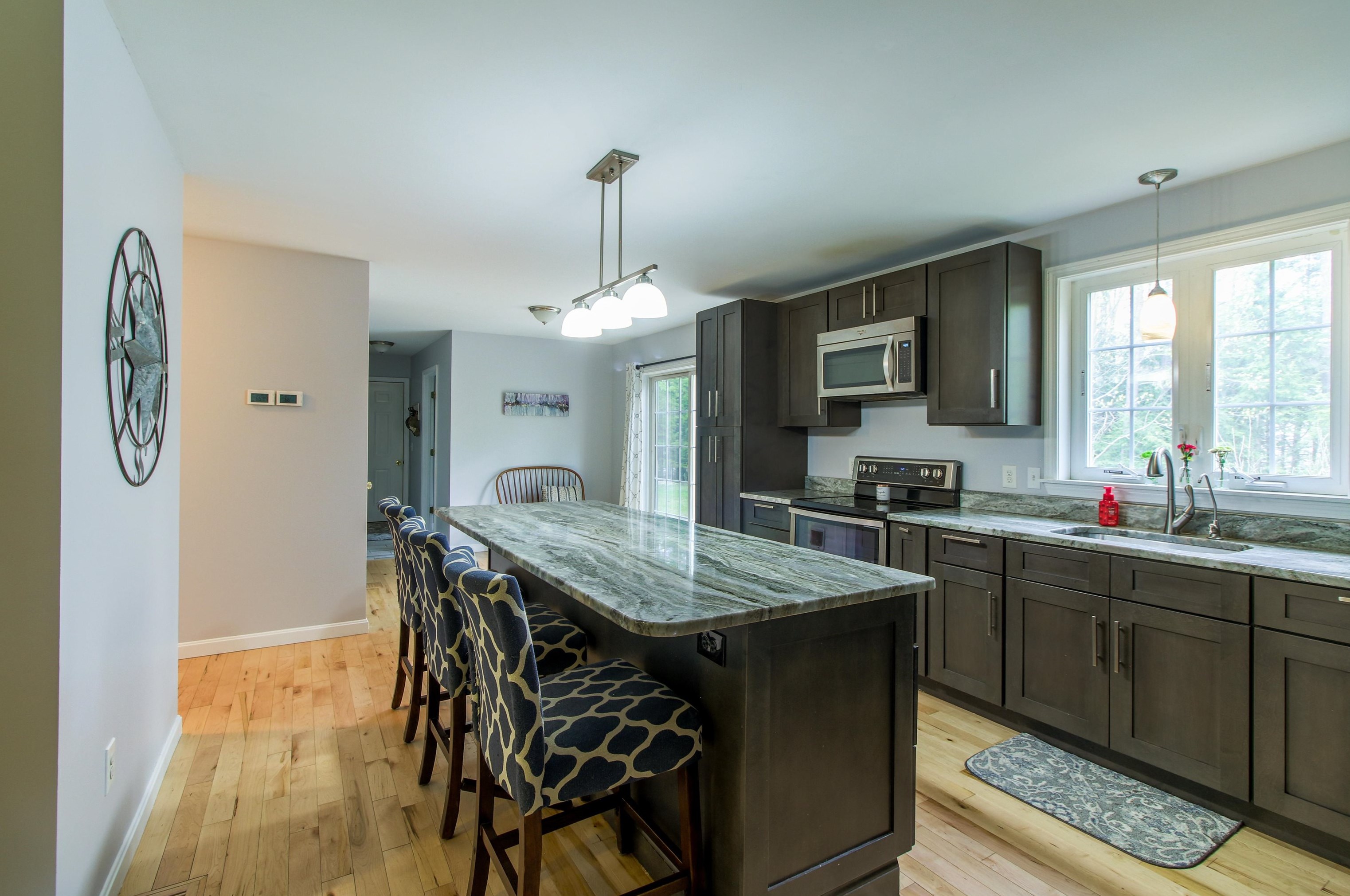 5 Page Ln, New Boston, NH 03070-3513