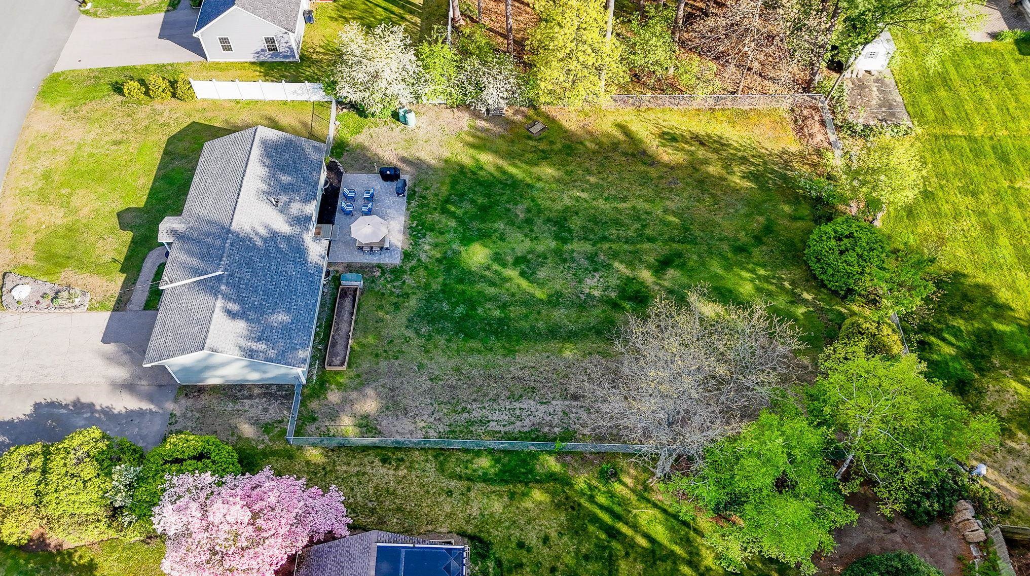 6 Bramble Dr, Nashua NH  03062-3106 exterior