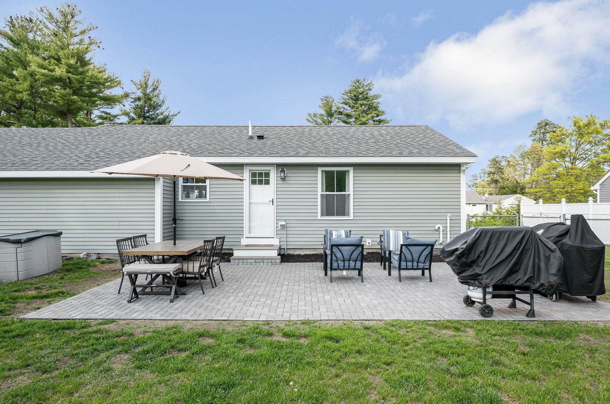 6 Bramble Dr, Nashua NH  03062-3106 exterior