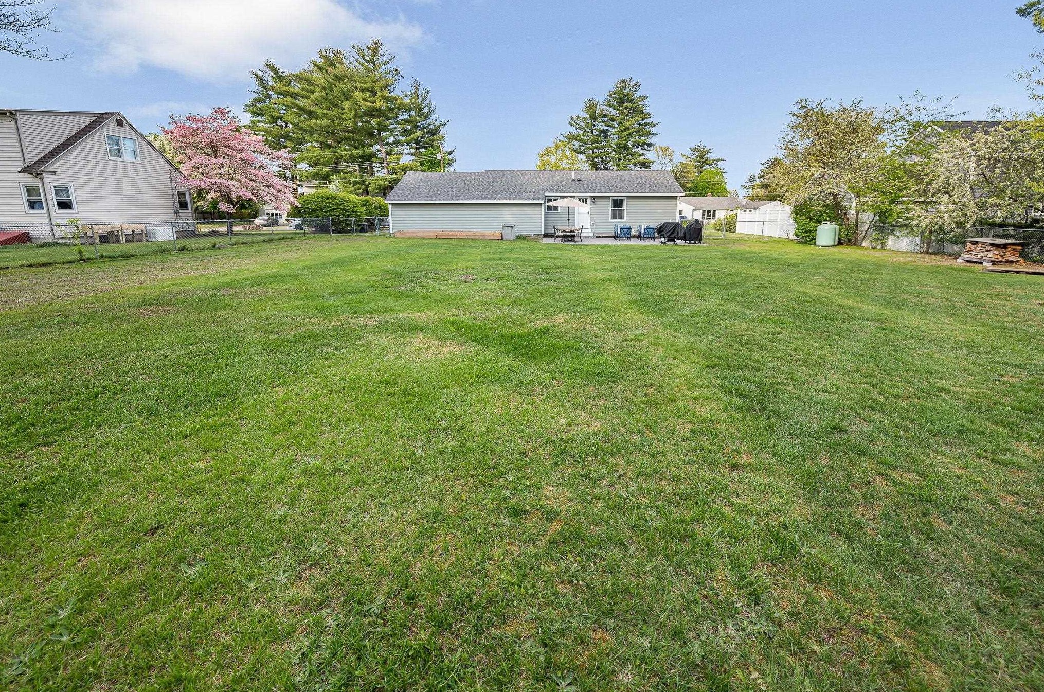 6 Bramble Dr, Nashua NH  03062-3106 exterior