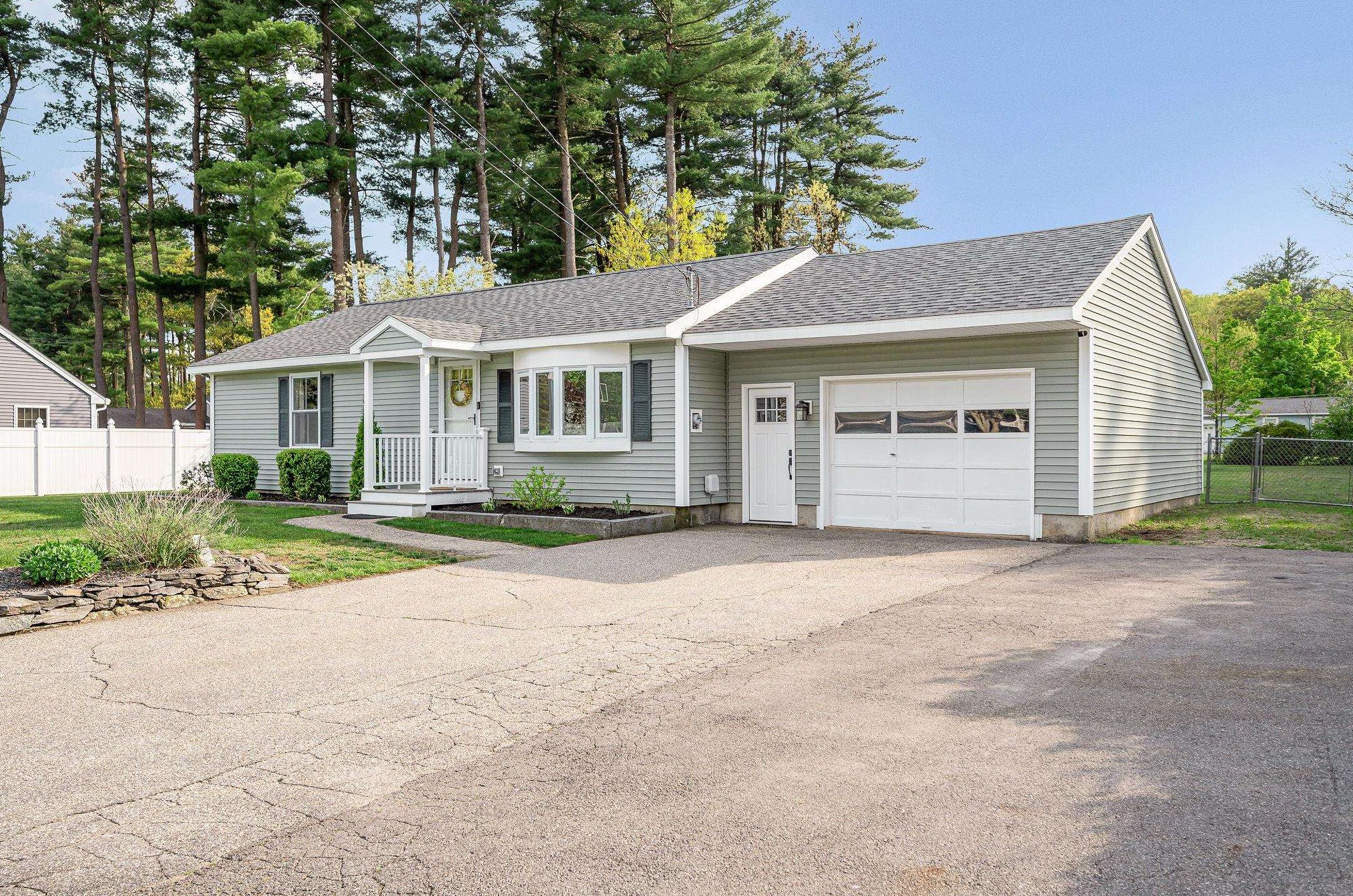 6 Bramble Dr, Nashua NH  03062-3106 exterior